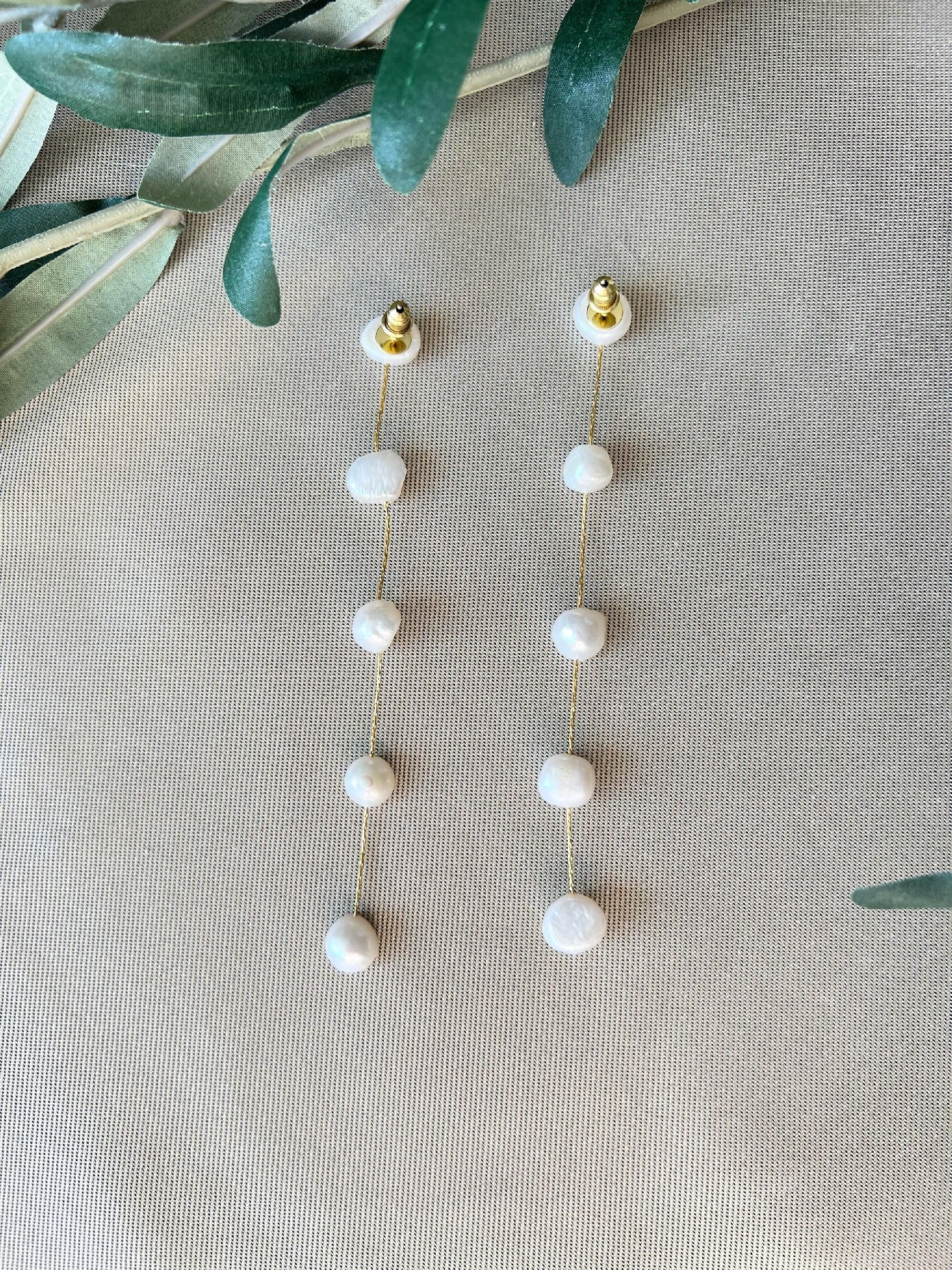 Elegante Brautohrringe - 11 cm Länge, Perlen ungleichmäßig geformt - Gold und weiß - Hängeohrringe Hochzeit, Ohrringe Braut-Ohrringe-Schmuckblüte