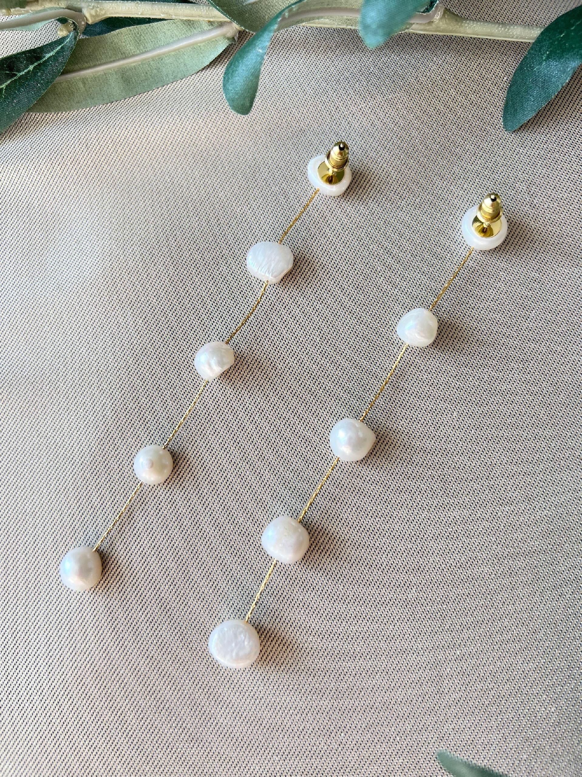 Elegante Brautohrringe - 11 cm Länge, Perlen ungleichmäßig geformt - Gold und weiß - Hängeohrringe Hochzeit, Ohrringe Braut-Ohrringe-Schmuckblüte