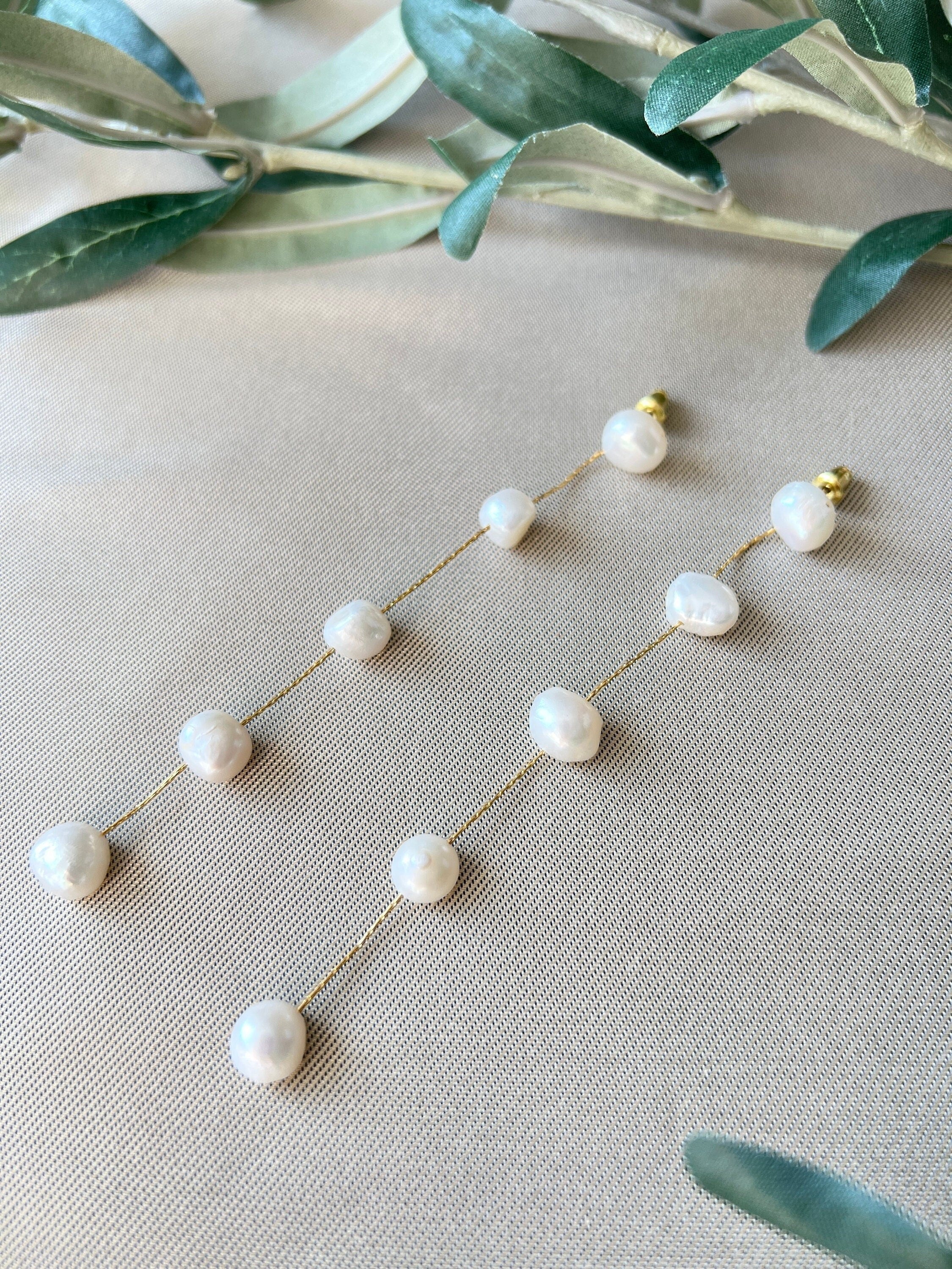 Elegante Brautohrringe - 11 cm Länge, Perlen ungleichmäßig geformt - Gold und weiß - Hängeohrringe Hochzeit, Ohrringe Braut-Ohrringe-Schmuckblüte