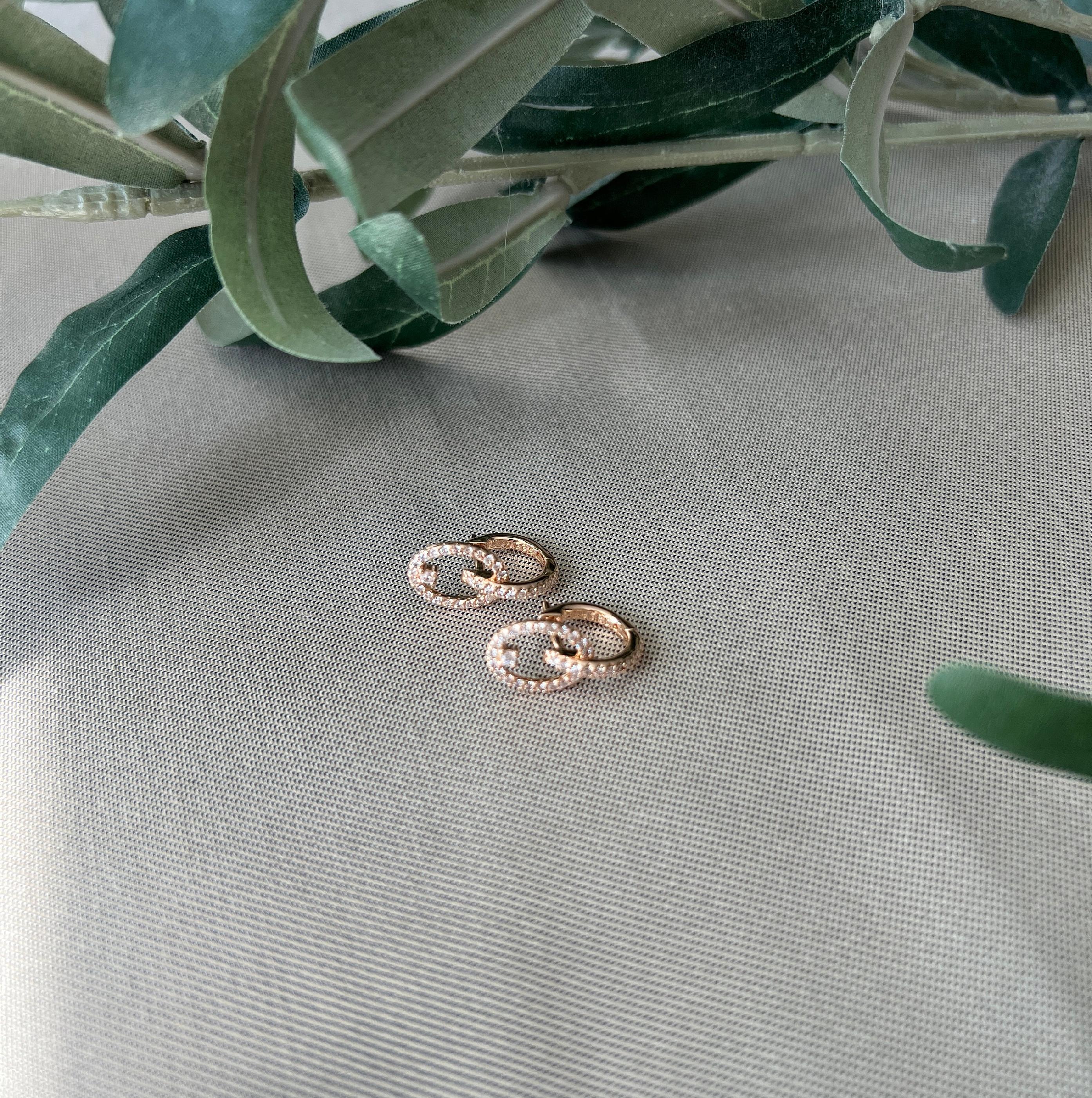 Elegante Brautohrringe - 2 cm Länge, funkelnde Zirkoniasteine - 585 Roségold - Perfekter Brautschmuck für zeitlose Schönheit, Hoop Ohrringe-Ohrringe-Schmuckblüte