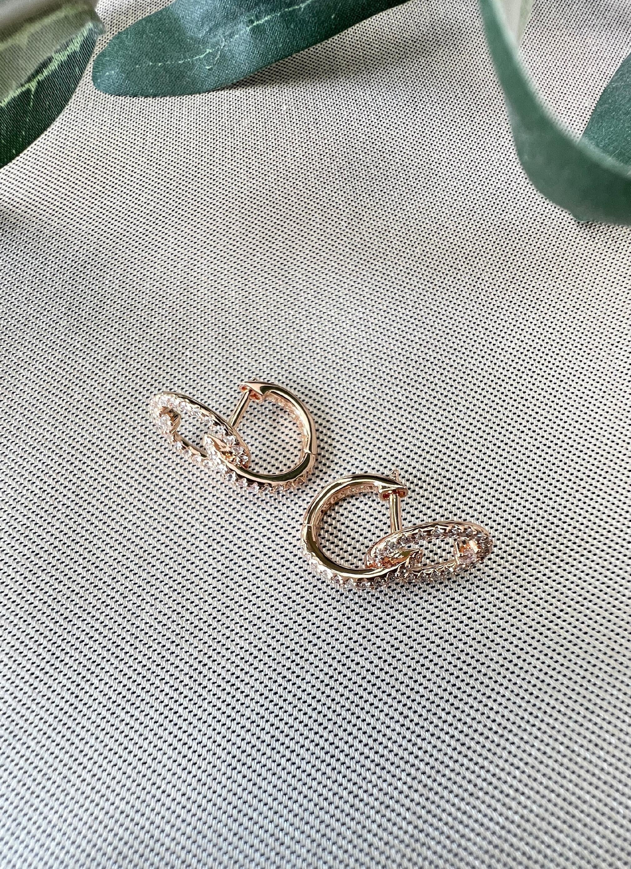 Elegante Brautohrringe - 2 cm Länge, funkelnde Zirkoniasteine - 585 Roségold - Perfekter Brautschmuck für zeitlose Schönheit, Hoop Ohrringe-Ohrringe-Schmuckblüte