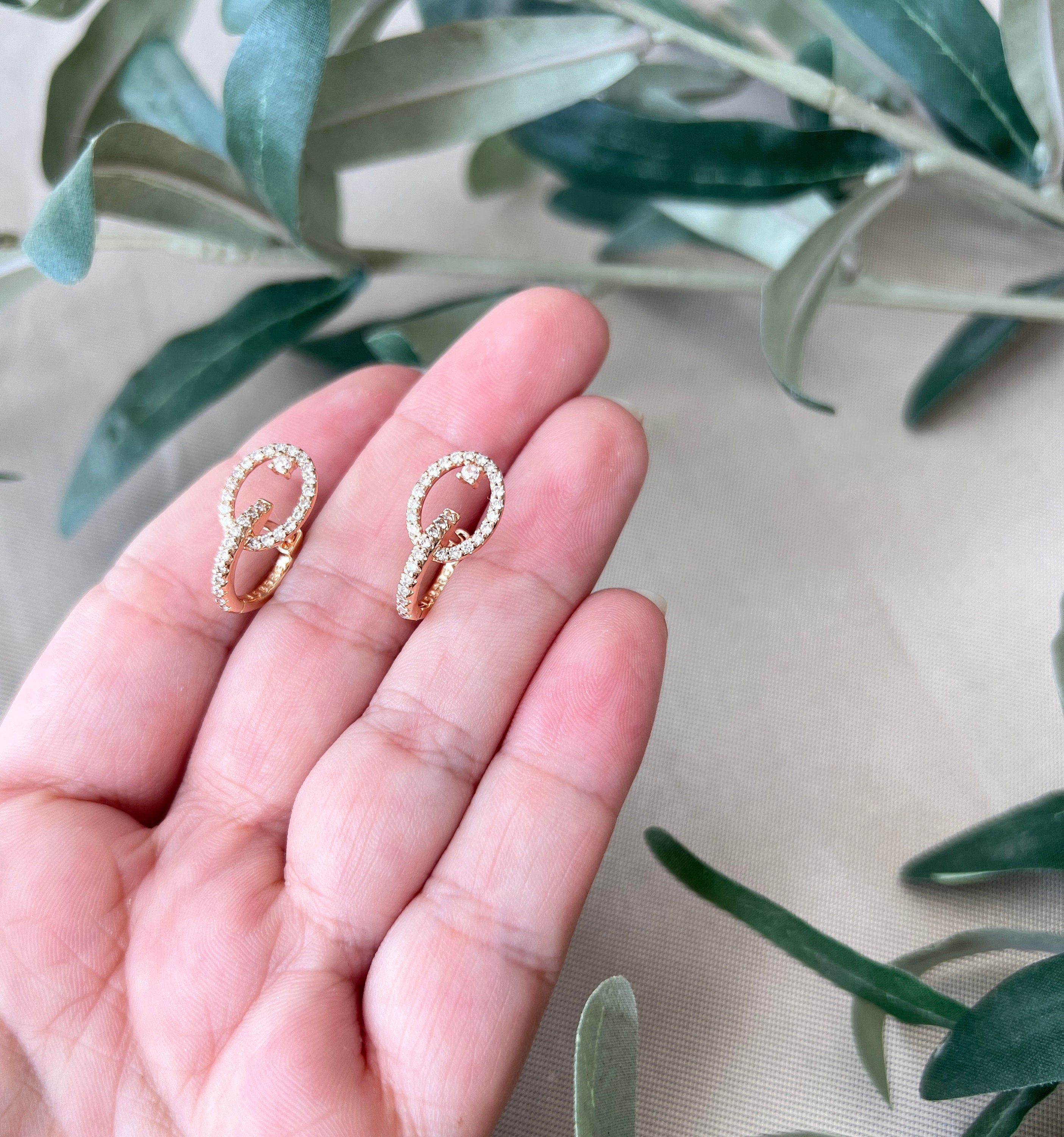 Elegante Brautohrringe - 2 cm Länge, funkelnde Zirkoniasteine - 585 Roségold - Perfekter Brautschmuck für zeitlose Schönheit, Hoop Ohrringe-Ohrringe-Schmuckblüte