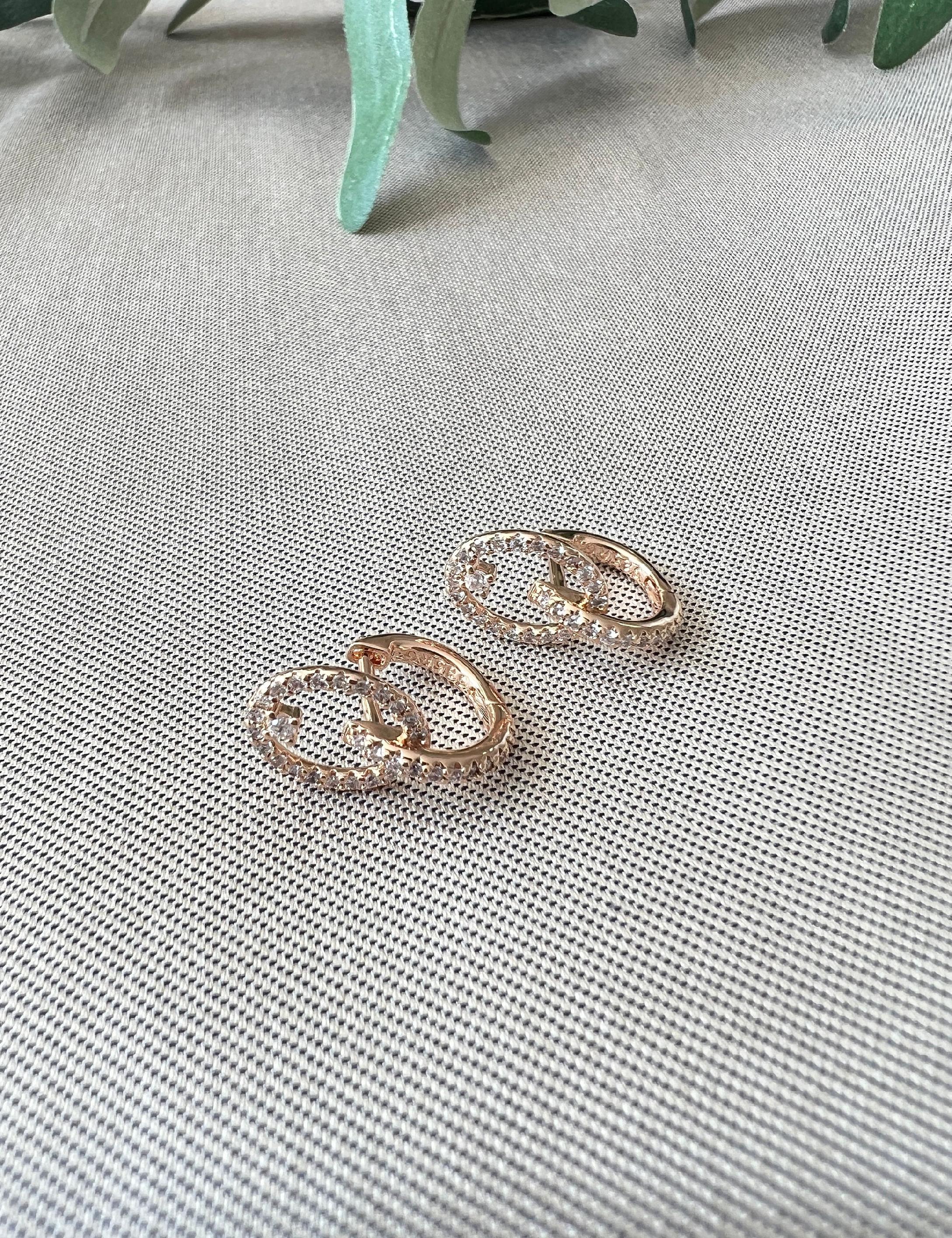 Elegante Brautohrringe - 2 cm Länge, funkelnde Zirkoniasteine - 585 Roségold - Perfekter Brautschmuck für zeitlose Schönheit, Hoop Ohrringe-Ohrringe-Schmuckblüte