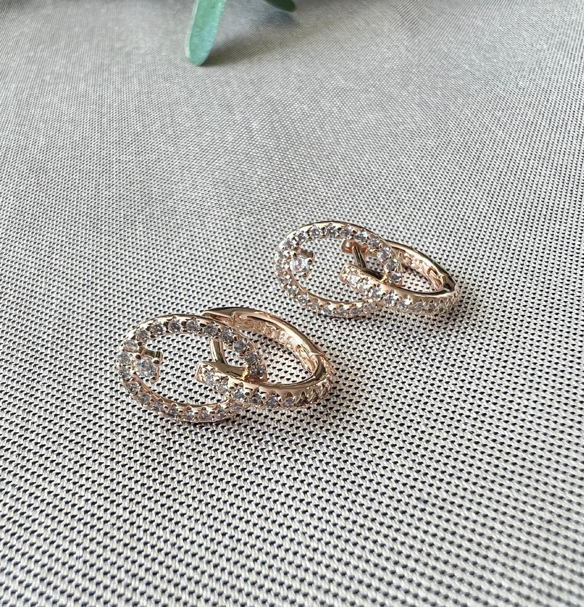 Elegante Brautohrringe - 2 cm Länge, funkelnde Zirkoniasteine - 585 Roségold - Perfekter Brautschmuck für zeitlose Schönheit, Hoop Ohrringe-Ohrringe-Schmuckblüte