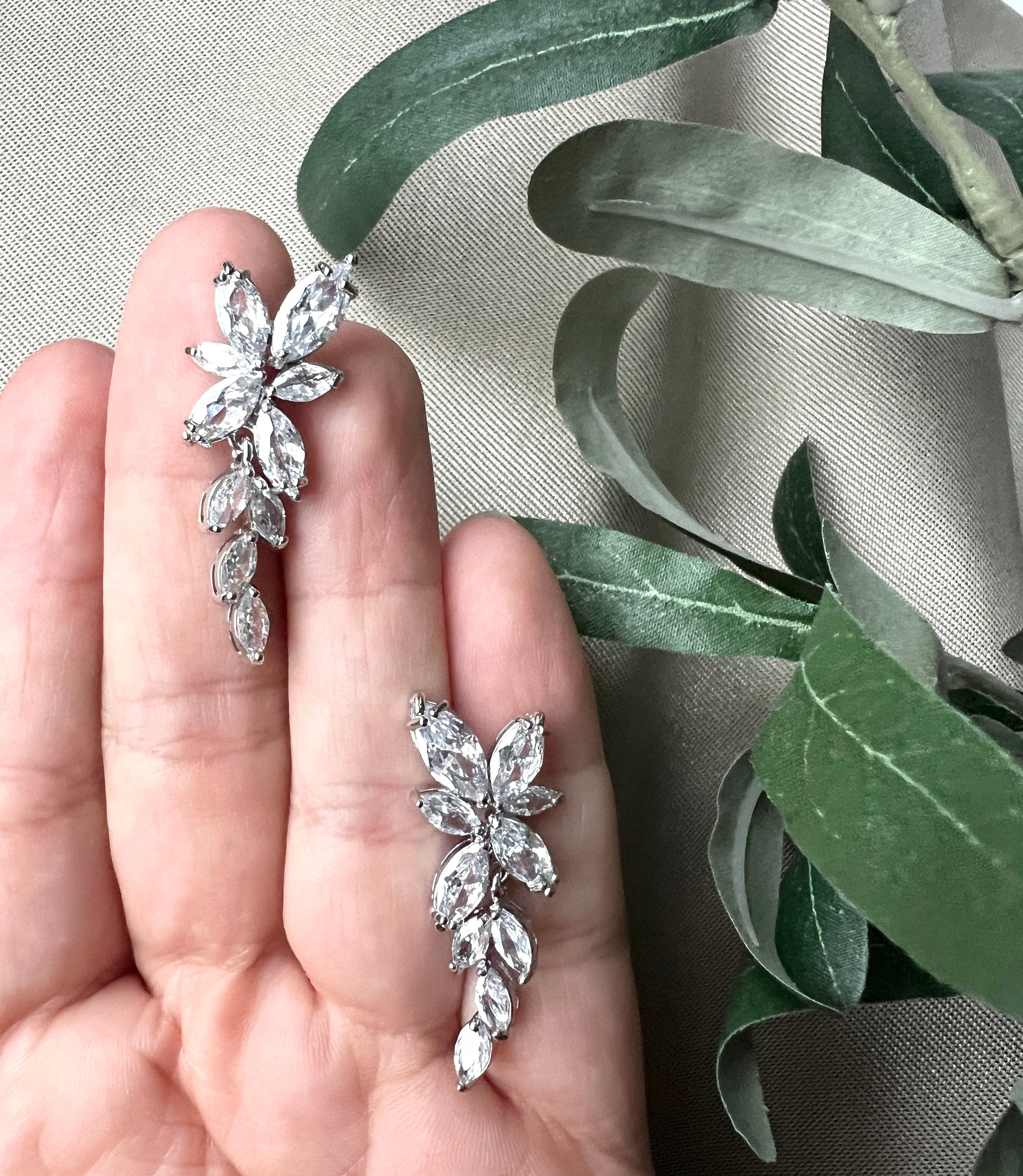 Elegante Brautohrringe - 3,5 cm Länge, funkelnde Zirkoniasteine - Gold und Silber - Perfekter Brautschmuck für zeitlose Schönheit - Silver-Ohrringe-Schmuckblüte