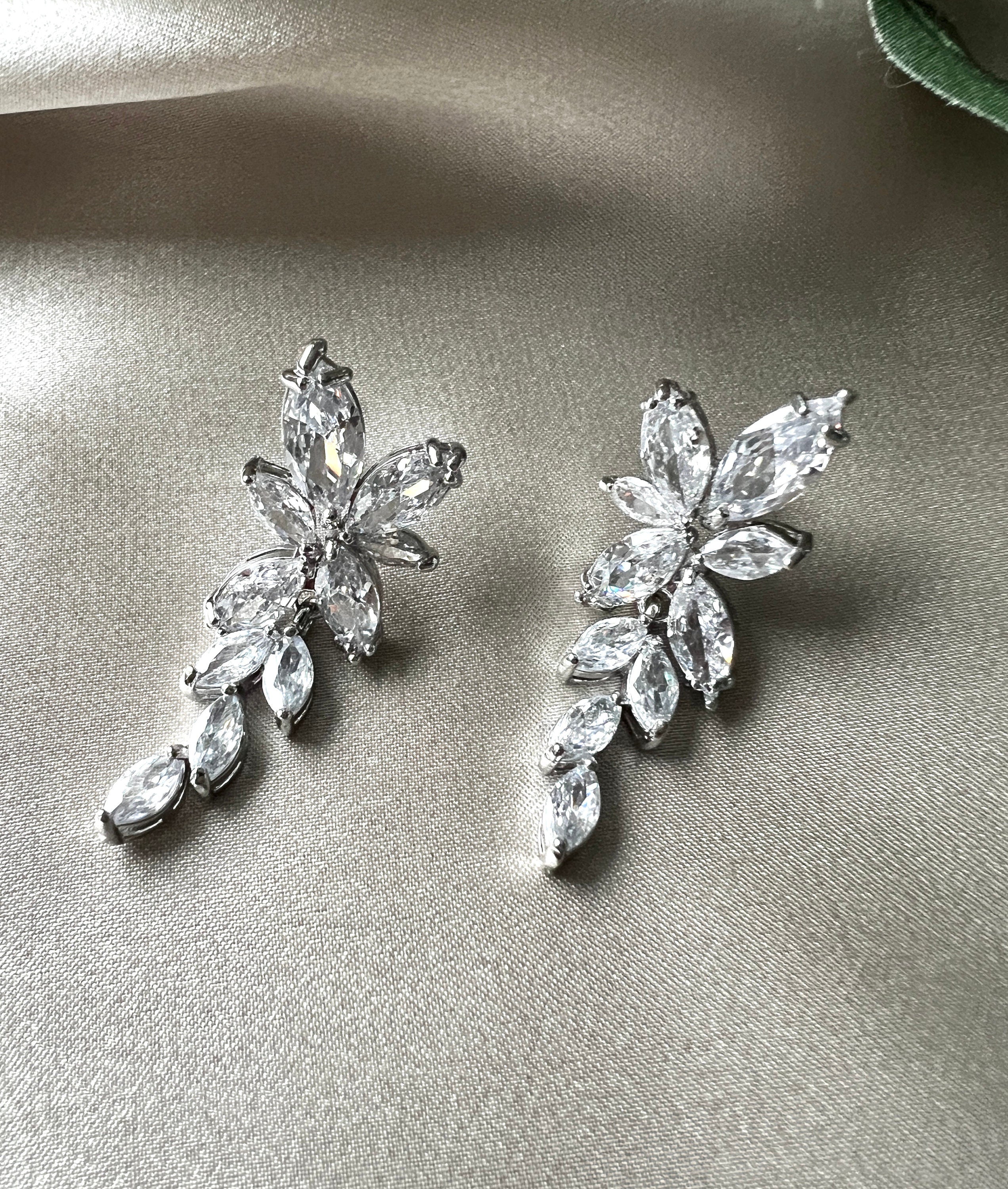 Elegante Brautohrringe - 3,5 cm Länge, funkelnde Zirkoniasteine - Gold und Silber - Perfekter Brautschmuck für zeitlose Schönheit - Silver-Ohrringe-Schmuckblüte