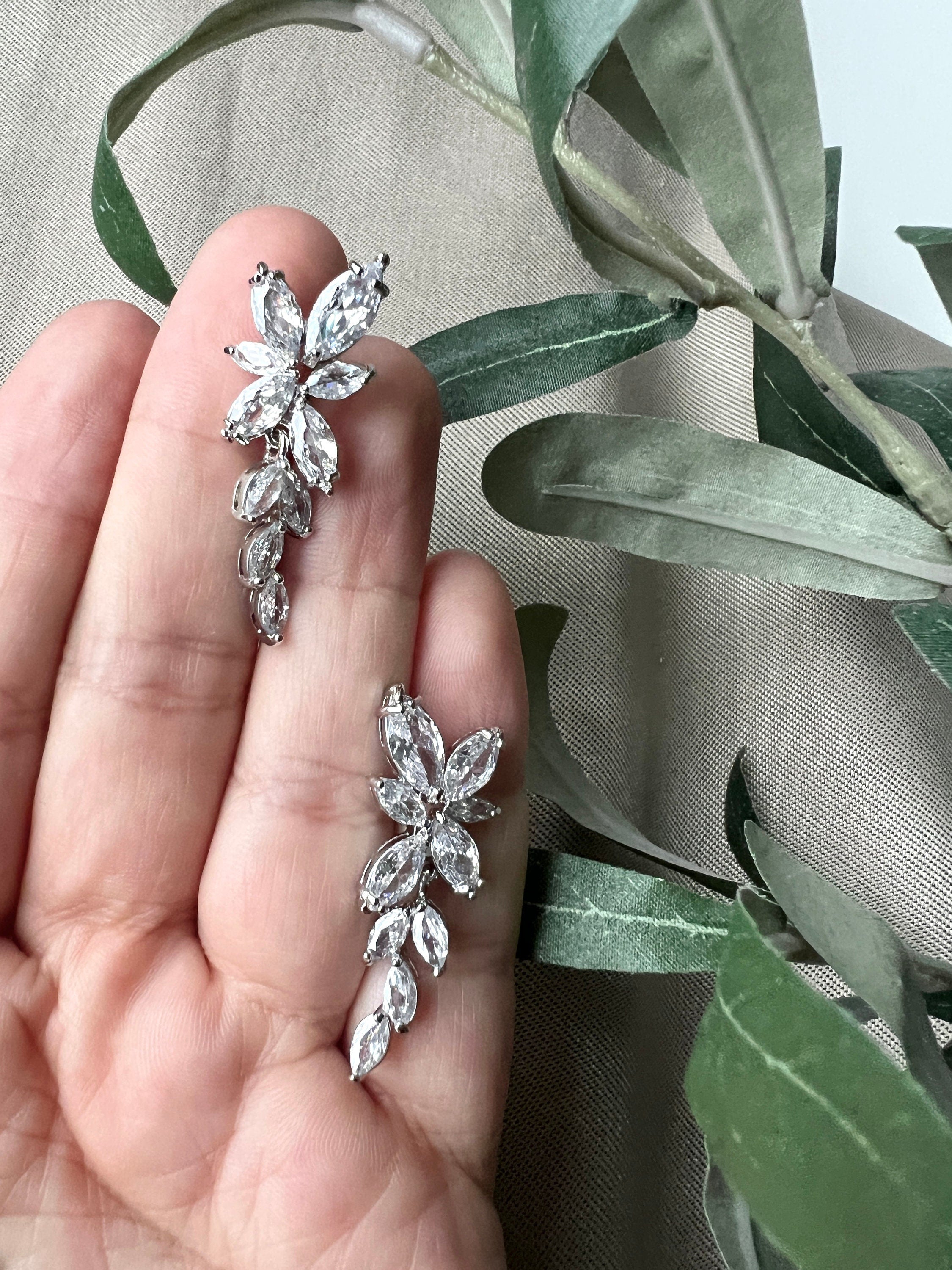 Elegante Brautohrringe - 3,5 cm Länge, funkelnde Zirkoniasteine - Gold und Silber - Perfekter Brautschmuck für zeitlose Schönheit - Silver-Ohrringe-Schmuckblüte