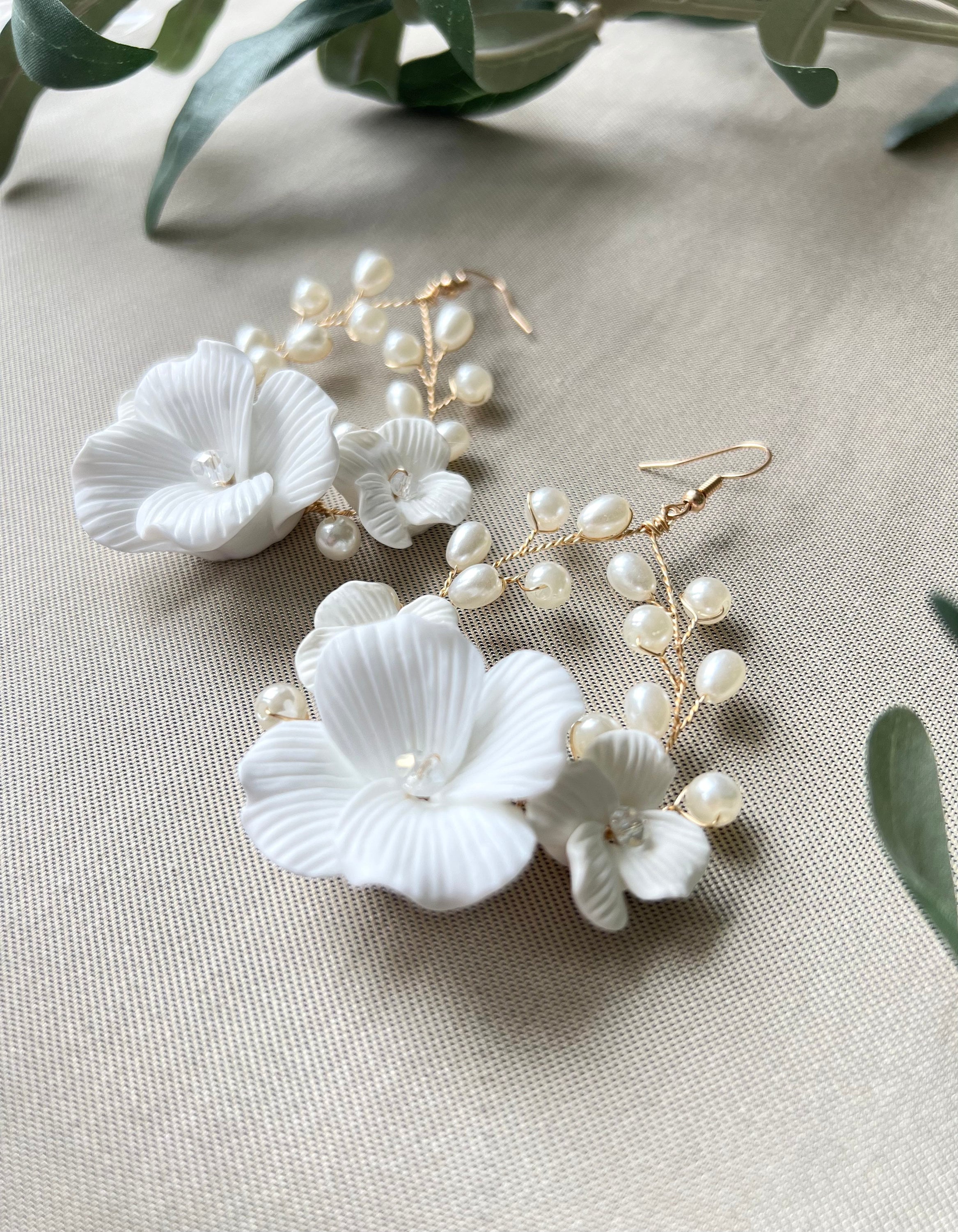 Elegante Brautohrringe, Blüten Couture, weiß gold oder weiß silber, Perlen, ovale lange - Gold-Ohrringe-Schmuckblüte