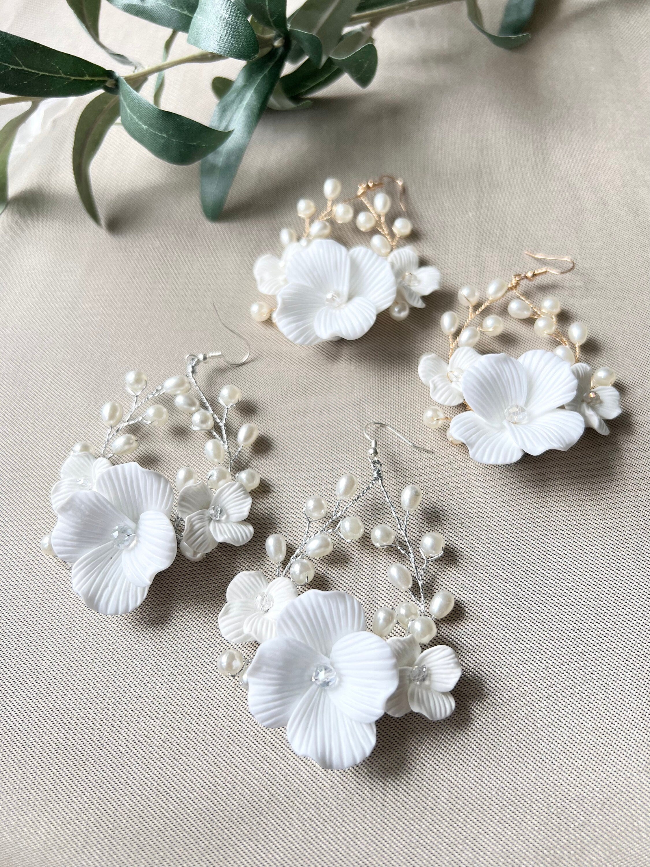 feine Brautohrringe, Gold oder Silber, Weiße Blueten und Perlen, grosse Ohrringe, eleganter Brautschmuck, Brautjungfer, Trauzeugin, Schmuck Hochzeit