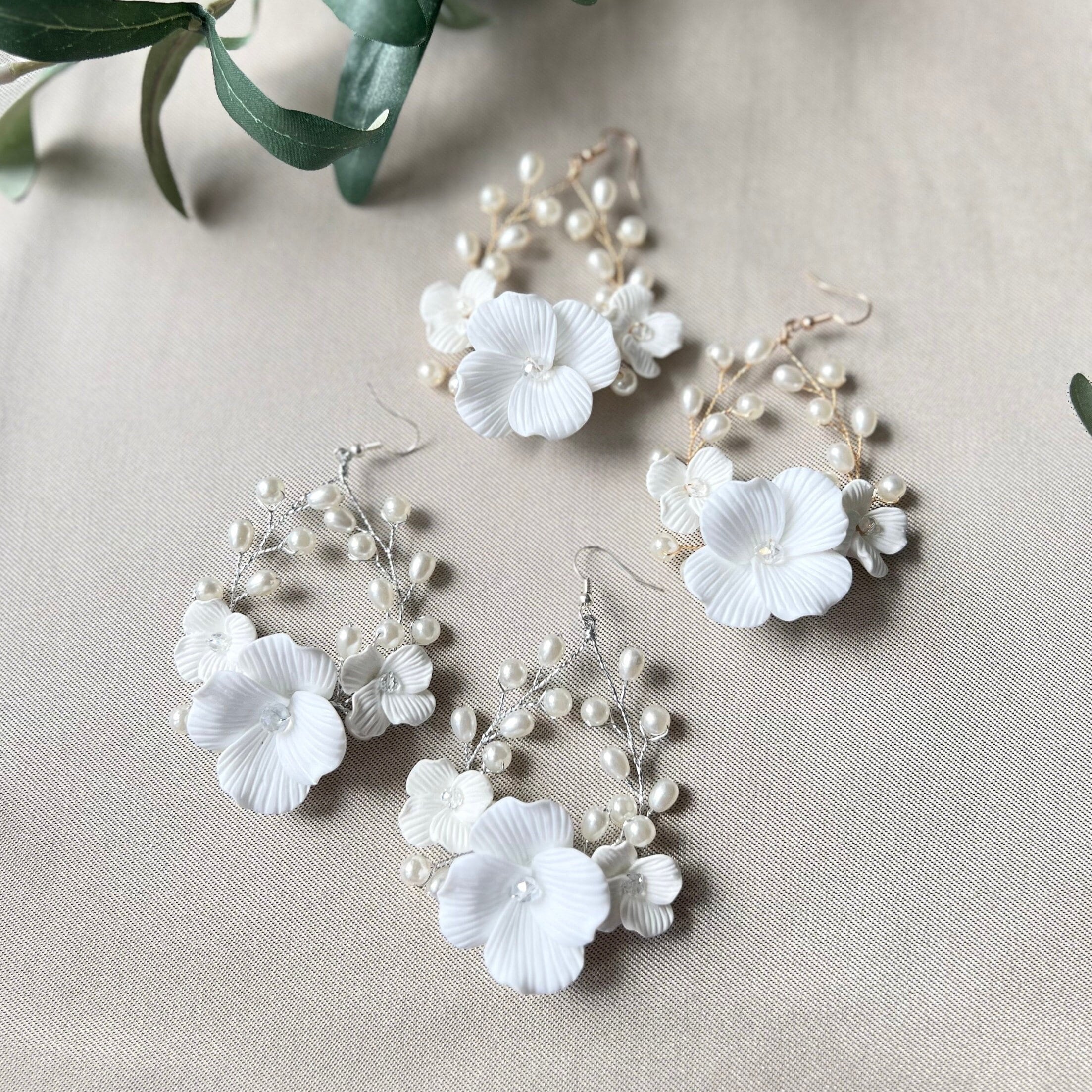 Elegante Brautohrringe, Blüten Couture, weiß gold oder weiß silber, Perlen, ovale lange - Silber-Ohrringe-Schmuckblüte