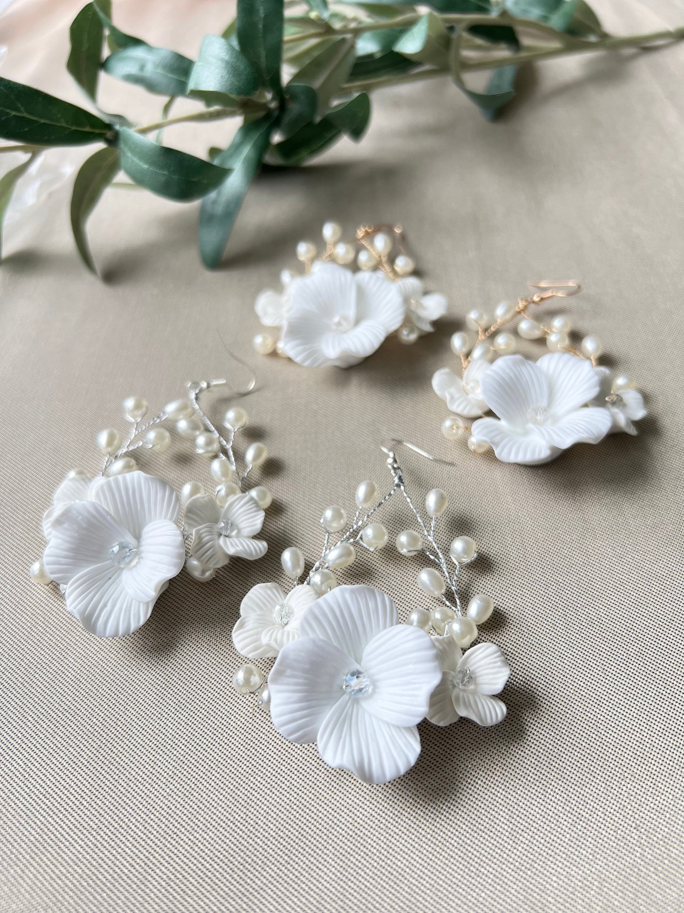 Elegante Brautohrringe, Blüten Couture, weiß gold oder weiß silber, Perlen, ovale lange - Silber-Ohrringe-Schmuckblüte