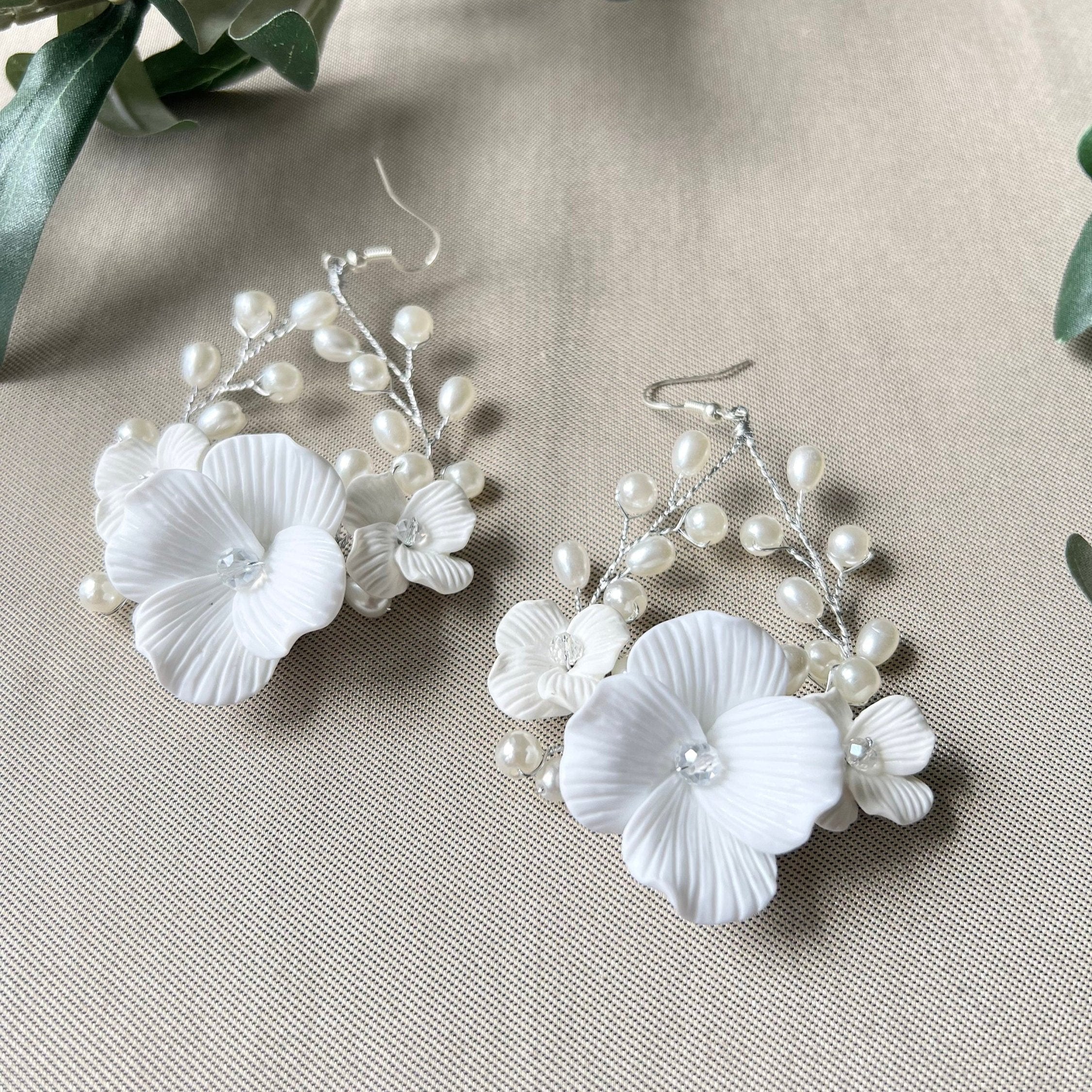 Elegante Brautohrringe, Blüten Couture, weiß gold oder weiß silber, Perlen, ovale lange - Silber-Ohrringe-Schmuckblüte