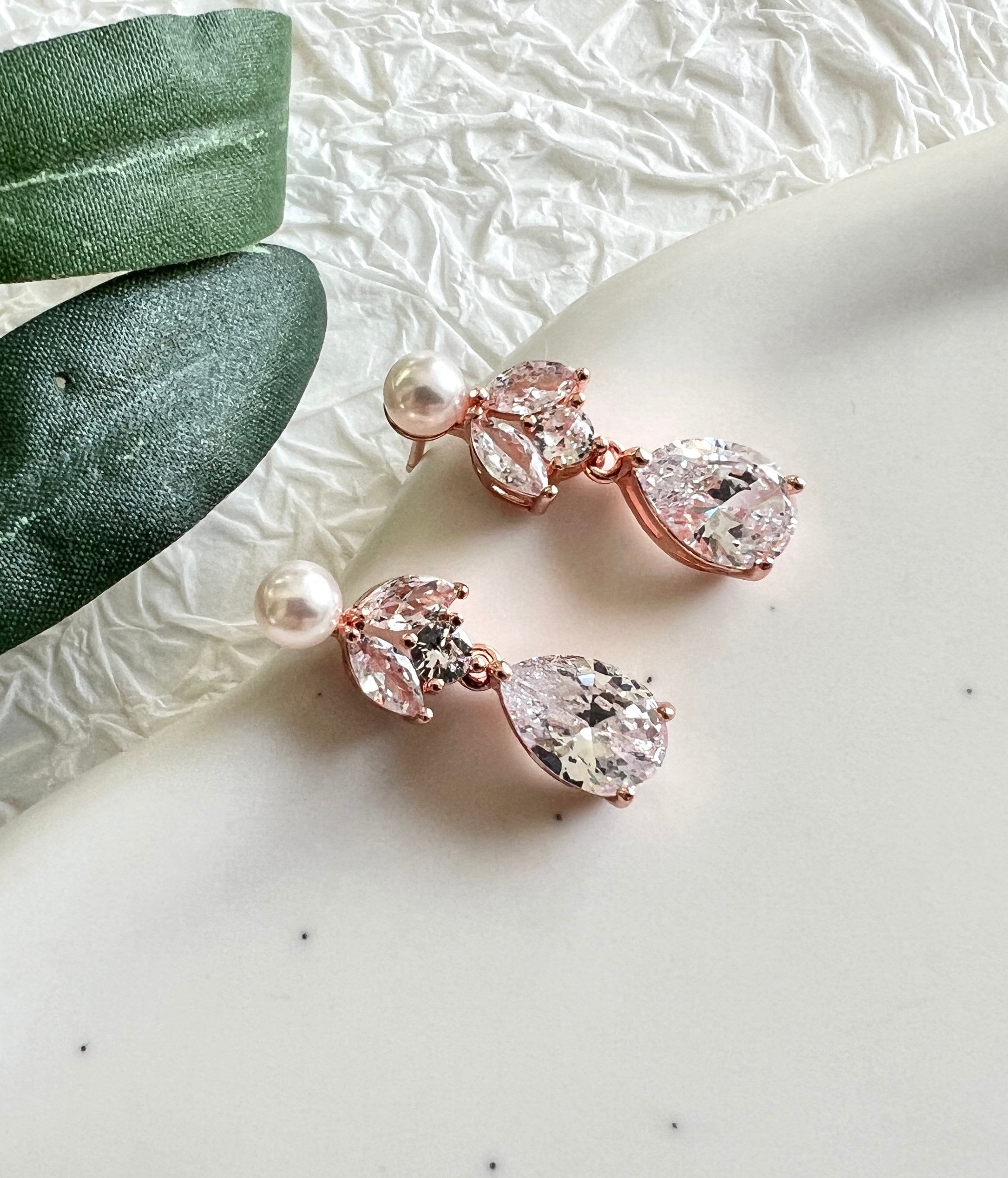 Elegante Brautohrringe, Gold, Roségold, Perle, funkelnde Ohrstecker, Brautschmuck, - Roségold-Ohrringe-Schmuckblüte