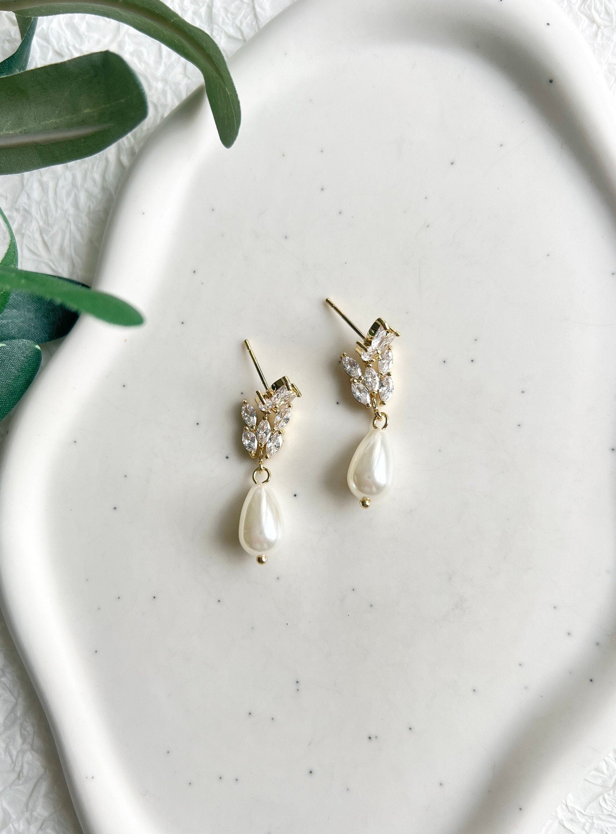 Elegante Brautohrringe, Gold, Silber oder Roségold, weiße Perlen, Ohrringe, funkelnde Ohrstecker, Geschenk für sie zu Weihnachten, Perlenschmuck – Gold-Ohrringe-Schmuckblüte