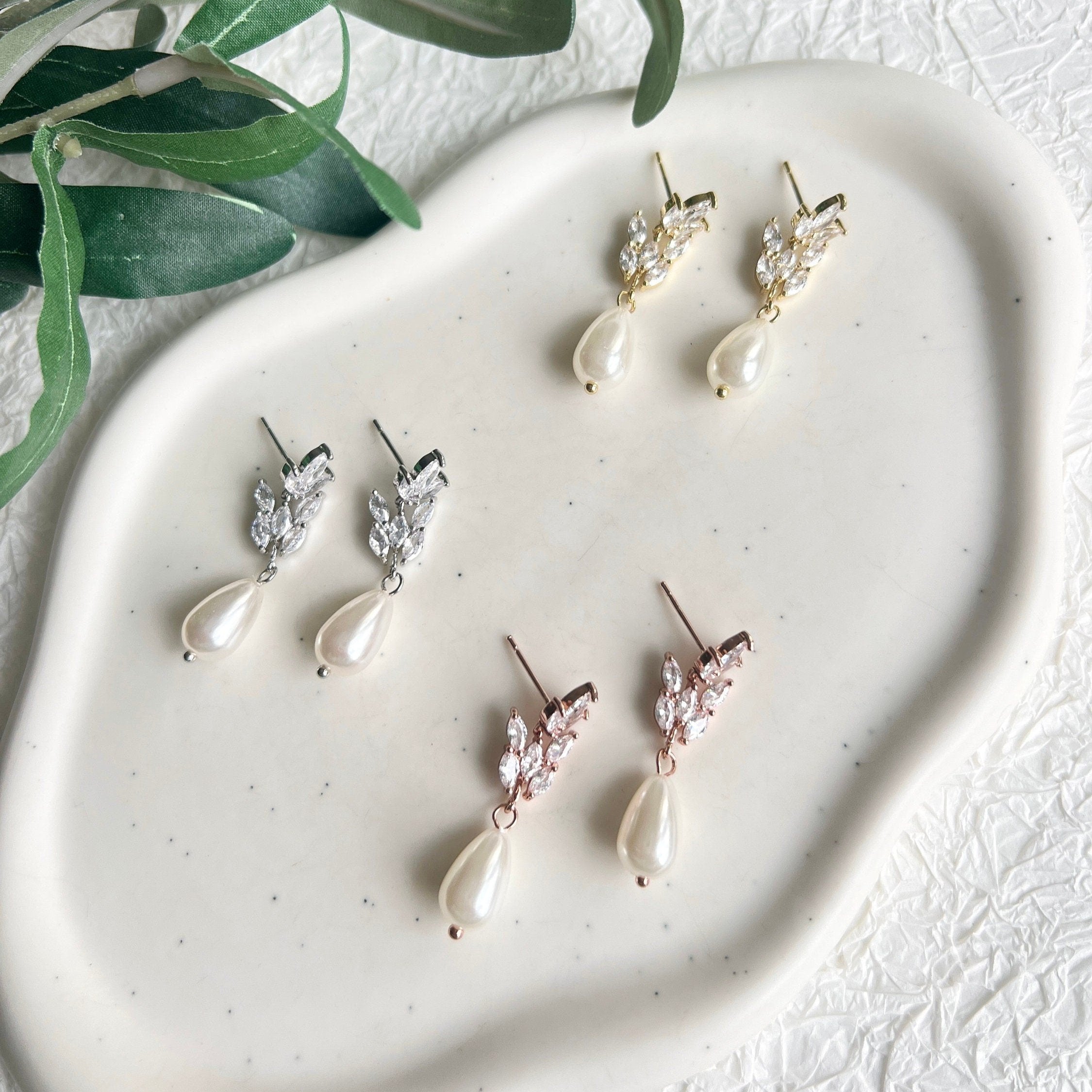 Elegante Brautohrringe, Gold, Silber oder Roségold, weiße Perlen, Ohrringe, funkelnde Ohrstecker, Geschenk für sie zu Weihnachten, Perlenschmuck – Gold-Ohrringe-Schmuckblüte