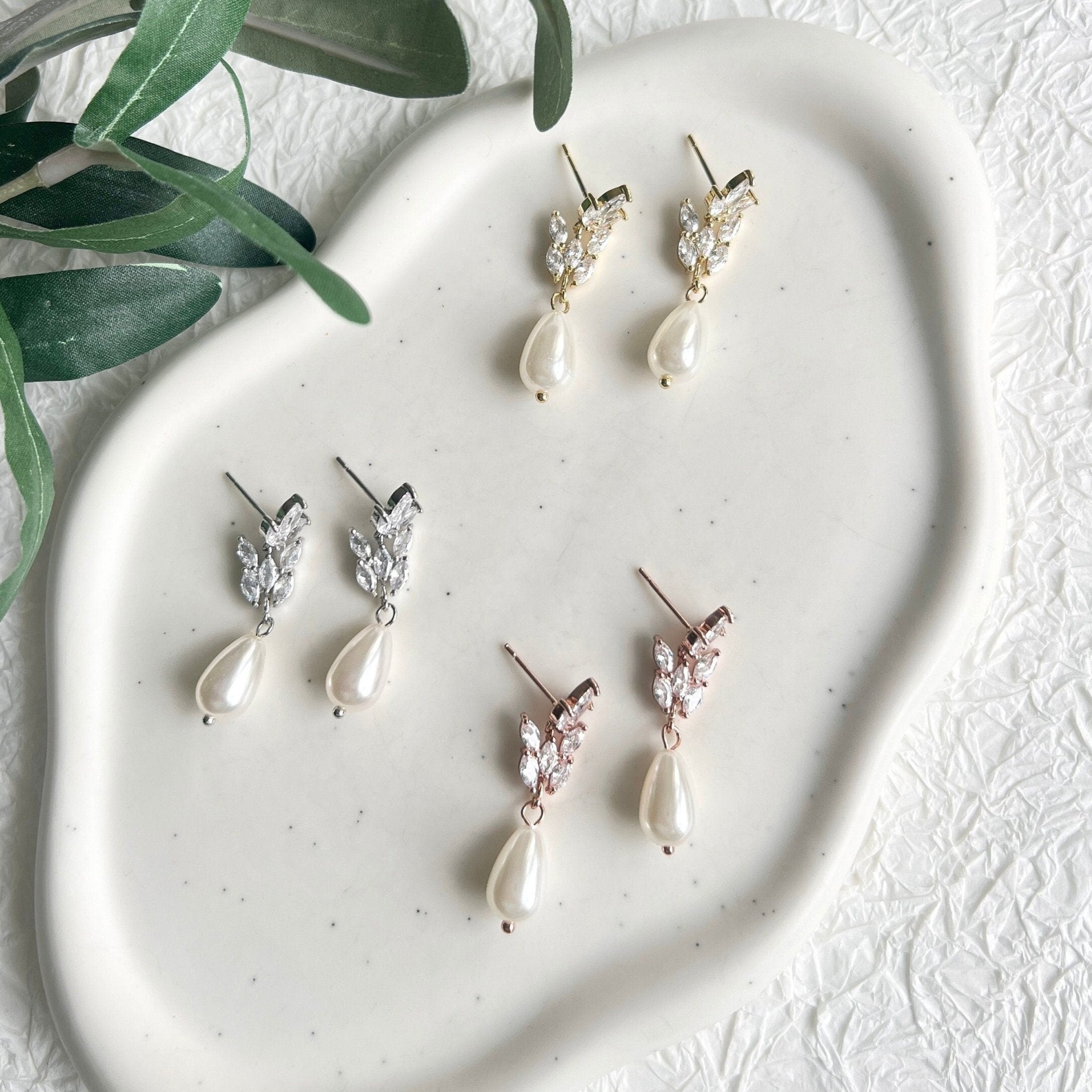 Elegante Brautohrringe, Gold, Silber oder Roségold, weiße Perlen, Ohrringe, funkelnde Ohrstecker, Geschenk für sie zu Weihnachten, Perlenschmuck – Gold-Ohrringe-Schmuckblüte