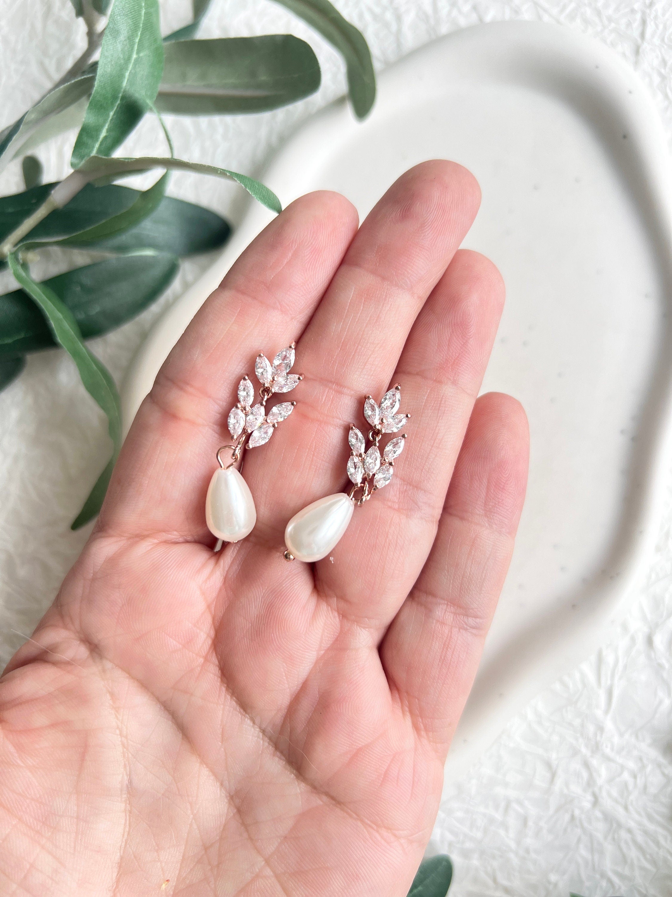 Elegante Brautohrringe, Gold, Silber oder Roségold, Perle, funkelnde Ohrstecker, - Silber-Ohrringe-Schmuckblüte