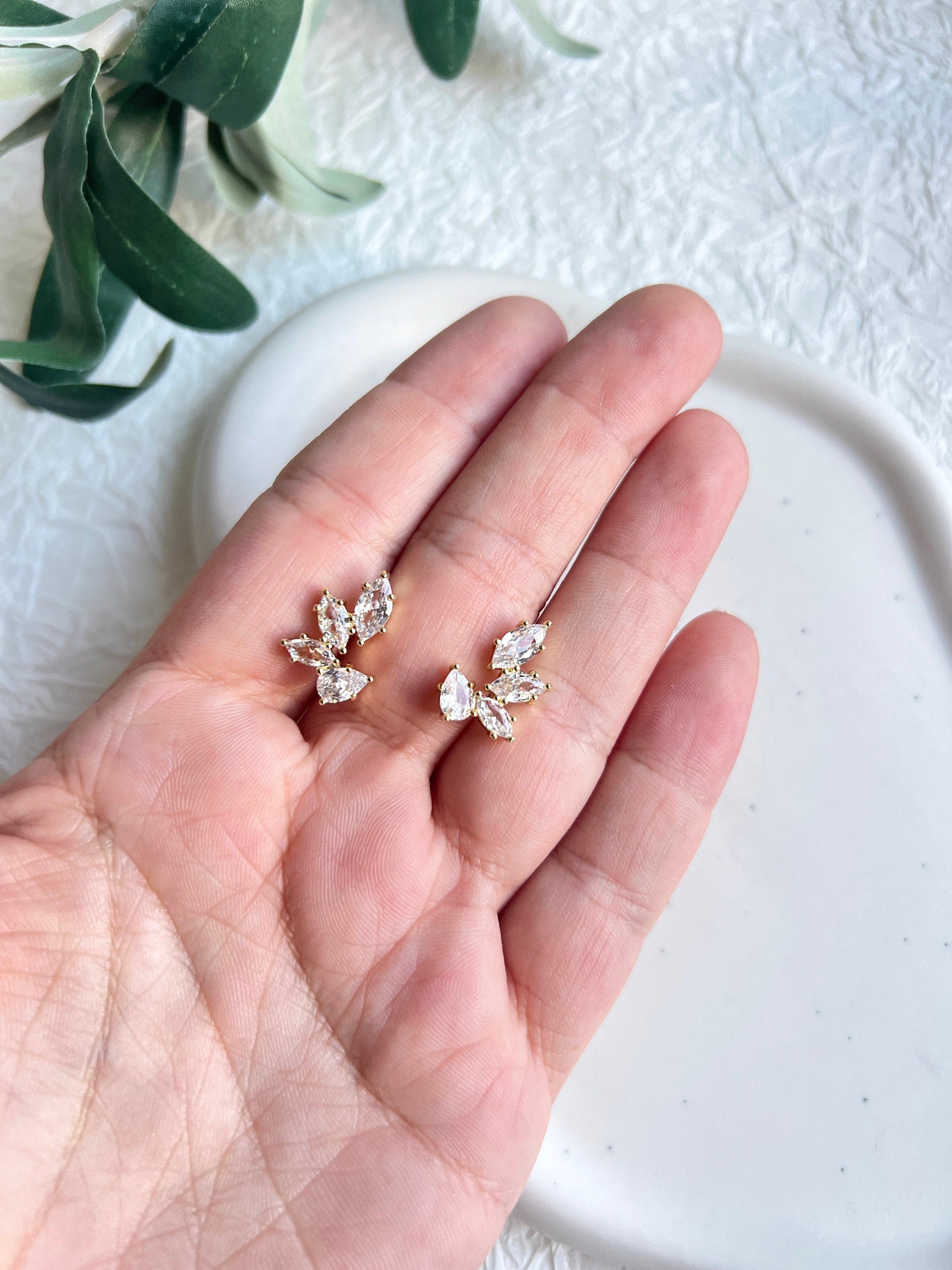 Elegante Brautohrringe, Gold oder Silber, Ohrstecher, funkelnde Cubic Zirconia Steine, - Silber-Ohrringe-Schmuckblüte