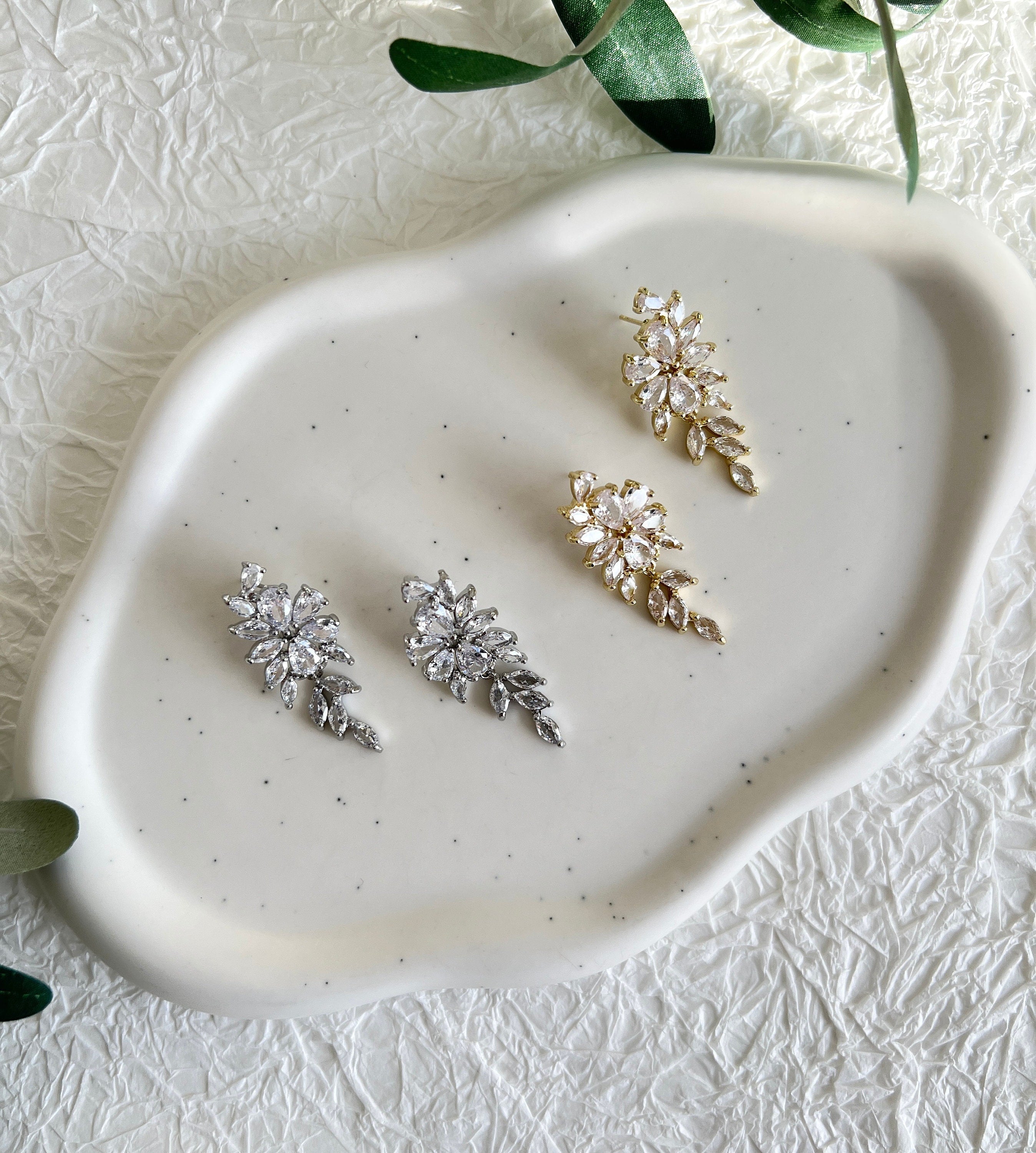 Elegante Brautohrringe, funkelnde Cubic Zirconia Steine, Gold oder Silber, perfekter - Gold-Ohrringe-Schmuckblüte