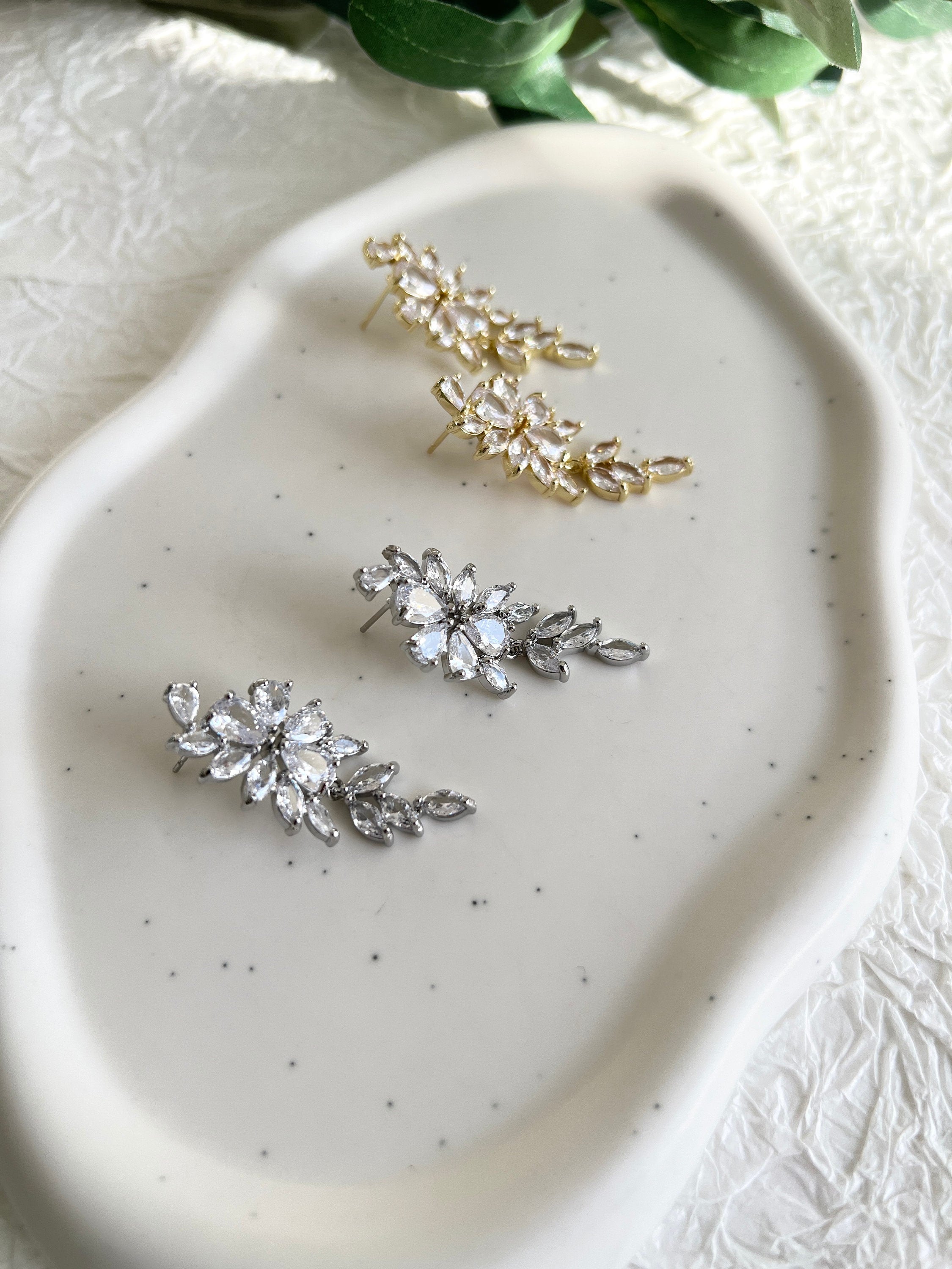 Elegante Brautohrringe, funkelnde Cubic Zirconia Steine, Gold oder Silber, perfekter - Gold-Ohrringe-Schmuckblüte