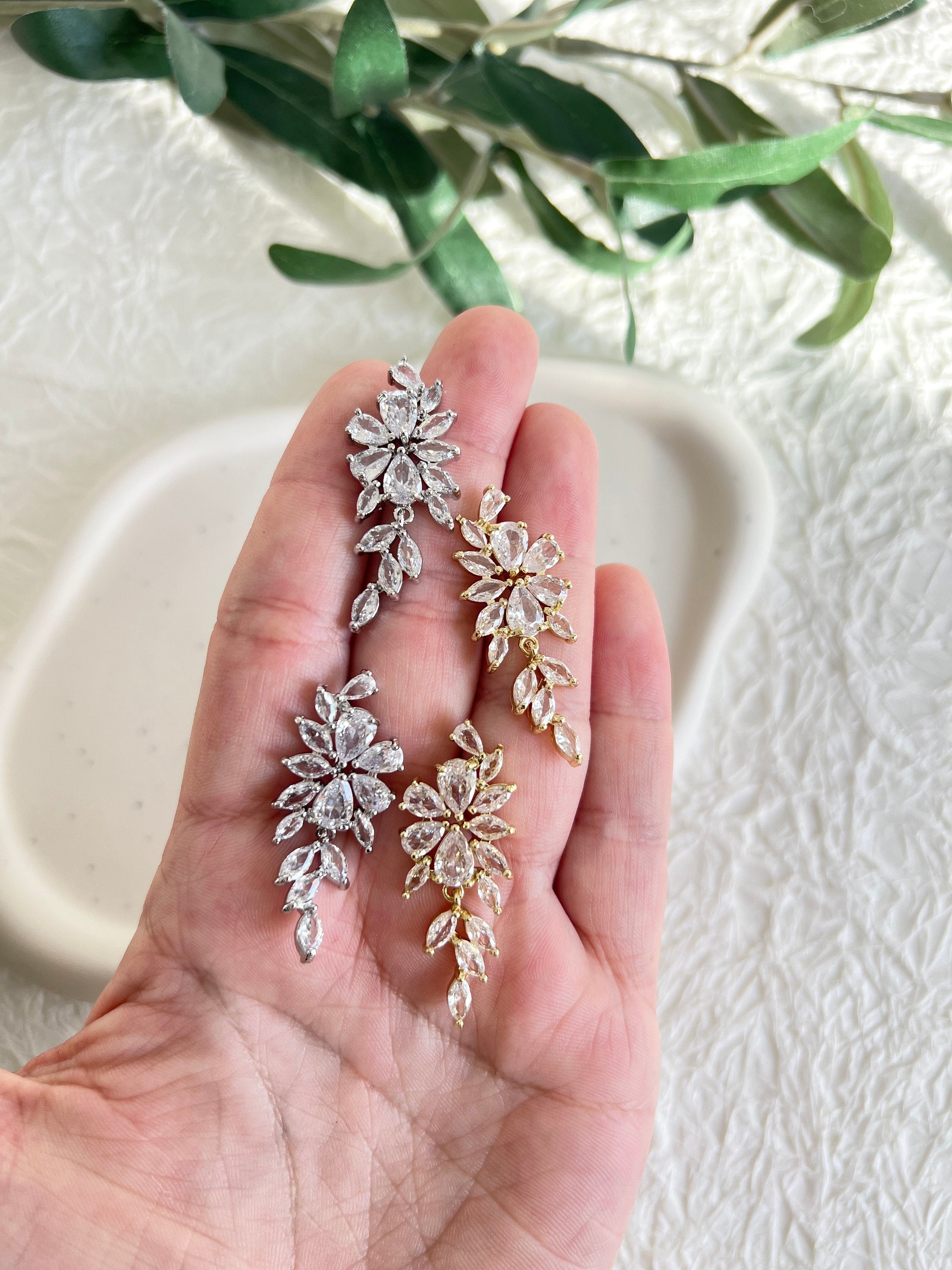 Elegante Brautohrringe, funkelnde Cubic Zirconia Steine, Gold oder Silber, perfekter - Gold-Ohrringe-Schmuckblüte