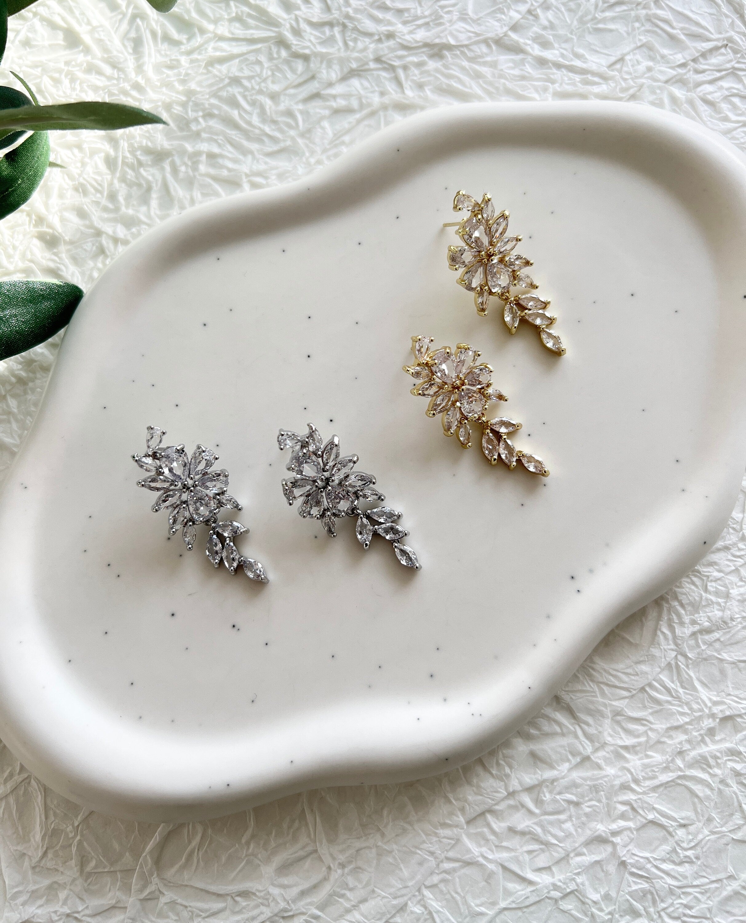 Elegante Brautohrringe, funkelnde Cubic Zirconia Steine, Gold oder Silber, perfekter - Gold-Ohrringe-Schmuckblüte