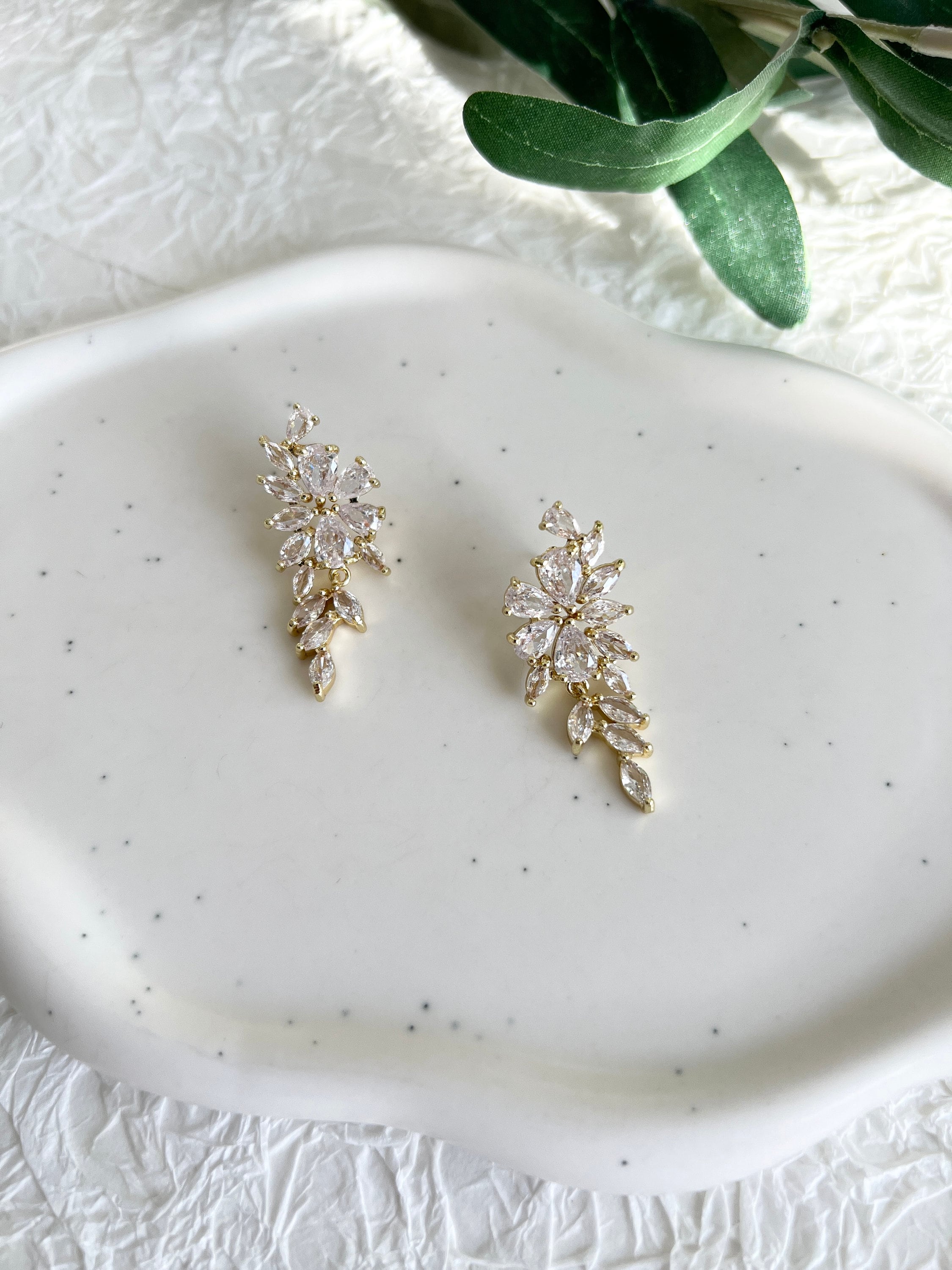 Elegante Brautohrringe, funkelnde Cubic Zirconia Steine, Gold oder Silber, perfekter - Gold-Ohrringe-Schmuckblüte