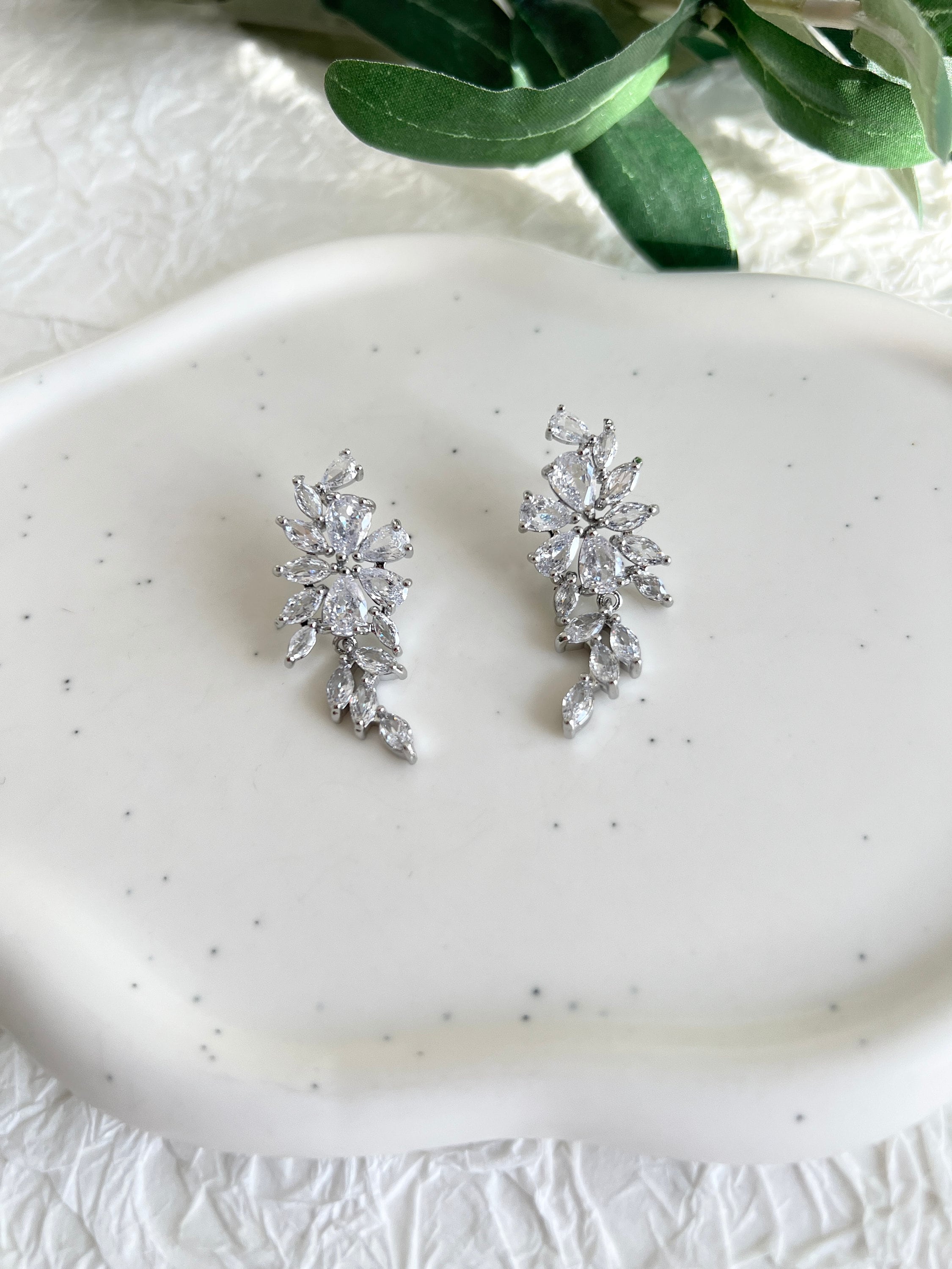 Elegante Brautohrringe, funkelnde Cubic Zirconia Steine, Gold oder Silber, perfekter - Gold-Ohrringe-Schmuckblüte