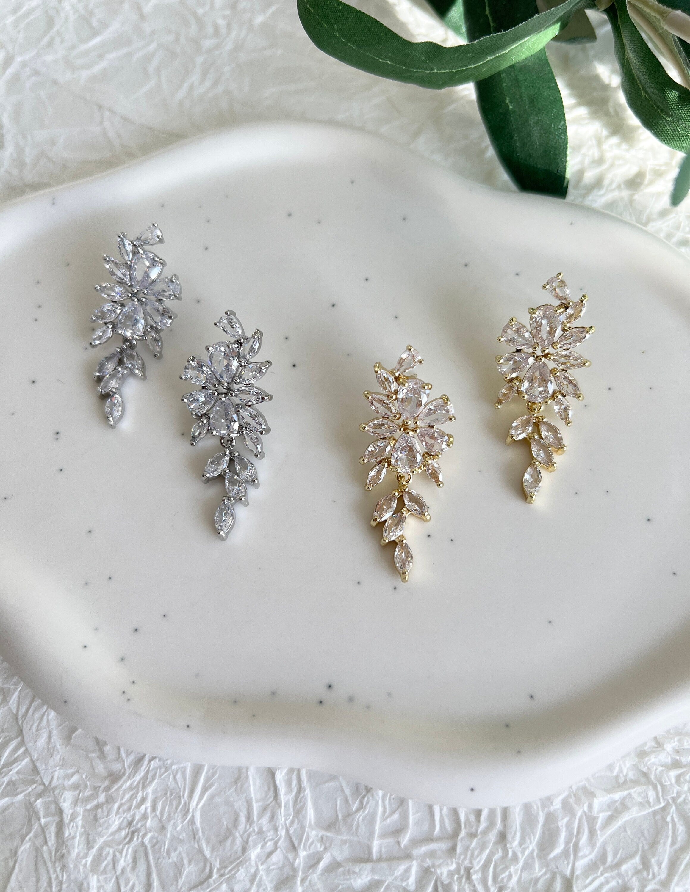 Elegante Brautohrringe, funkelnde Cubic Zirconia Steine, Gold oder Silber, perfekter - Gold-Ohrringe-Schmuckblüte