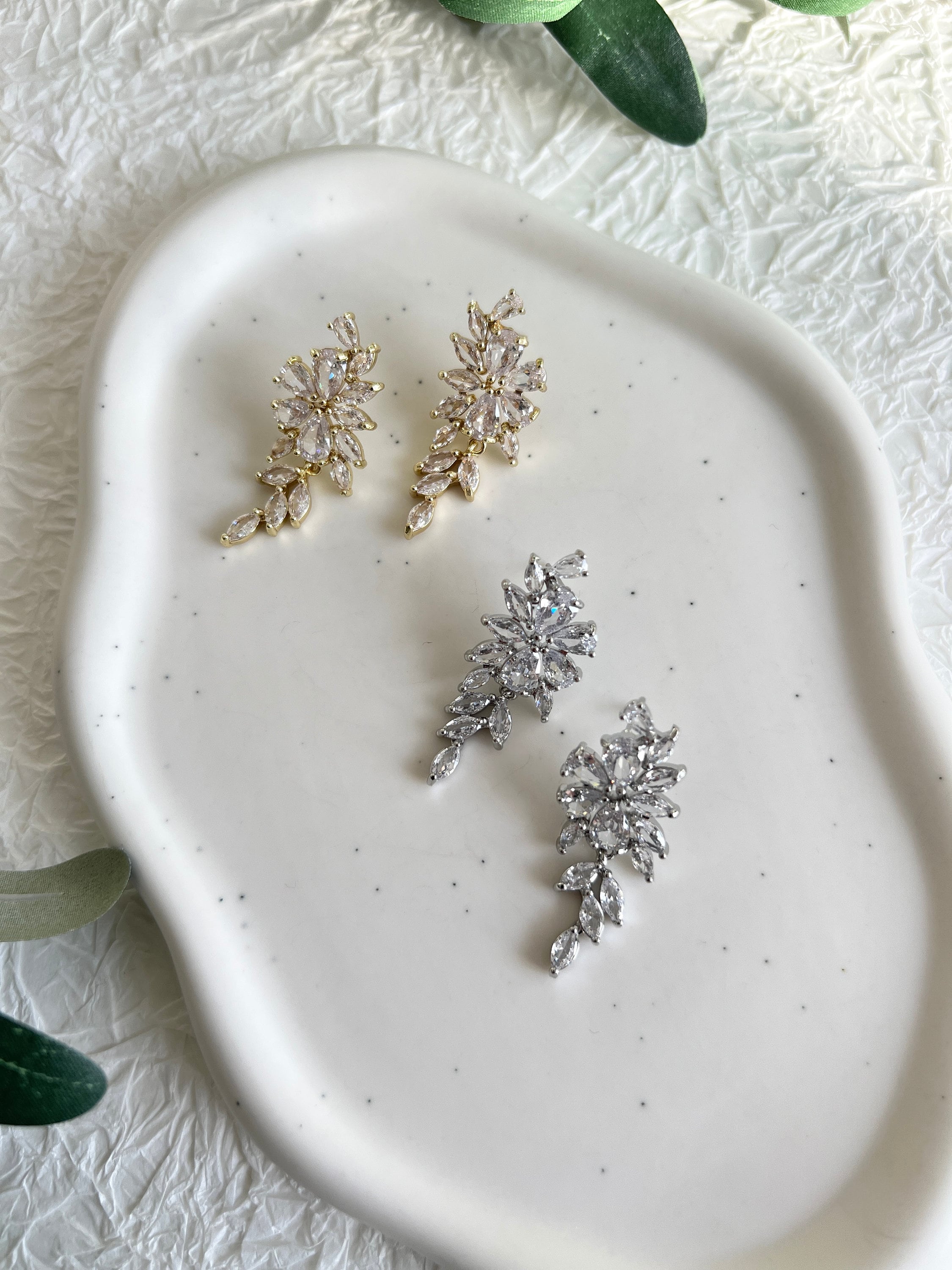 Brautohrringe mit funkelnden Cubic Zirkonia Steinen, Gold, Silber oder Rosegold, elegante Ohrringe in Blätter / Blütenform, feine Ohrstecker, Brautschmuck, Schmuck Hochzeit, Brautlook, Weddinginspiration, Standesamtlook, Geschenk fuer Sie, moderner Ohrschmuck