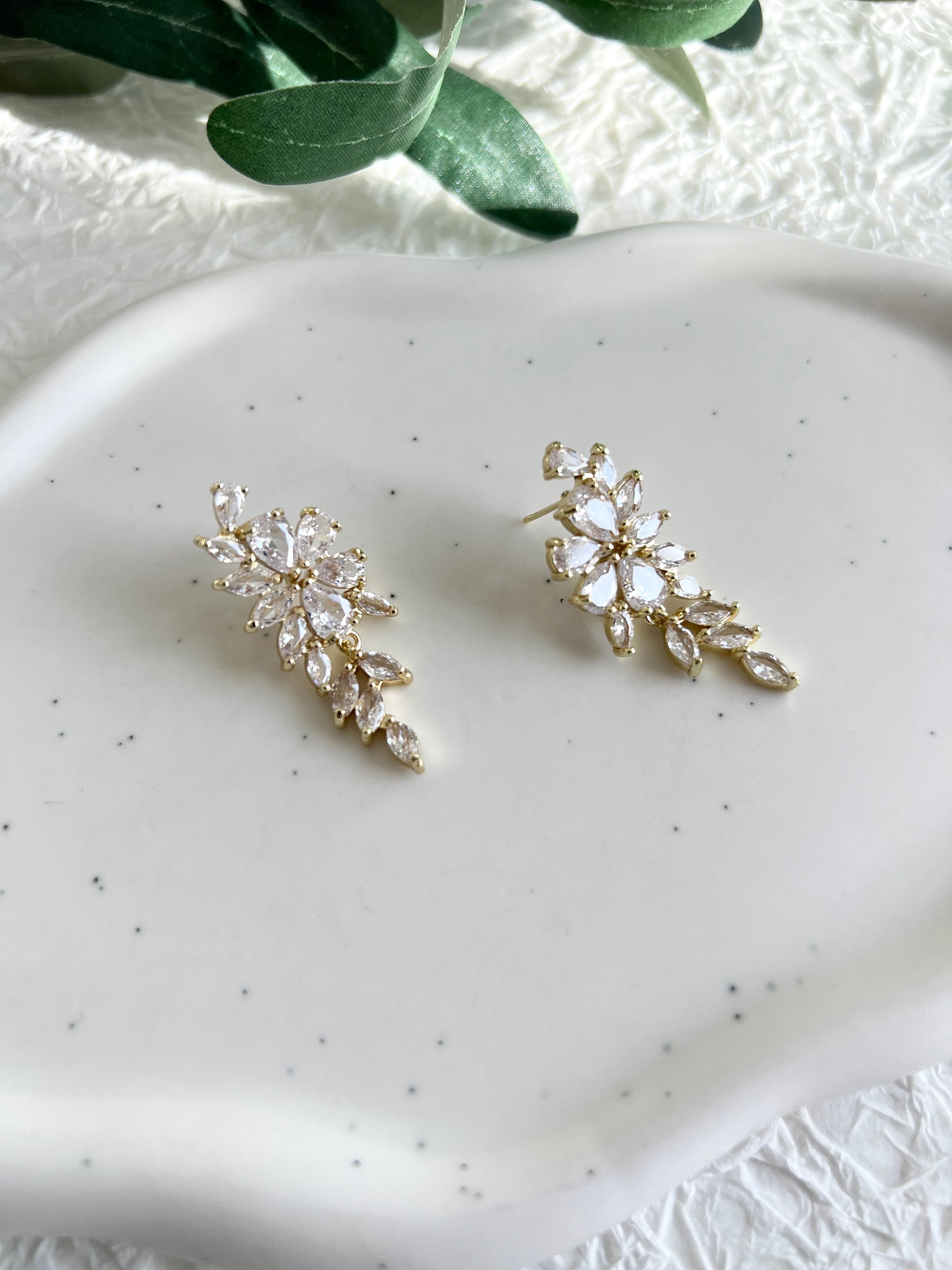 Brautohrringe mit funkelnden Cubic Zirkonia Steinen, Gold, elegante Ohrringe in Blätter / Blütenform, feine Ohrstecker, Brautschmuck, Schmuck Hochzeit, Brautlook, Weddinginspiration, Standesamtlook, Geschenk fuer Sie, moderner Ohrschmuck