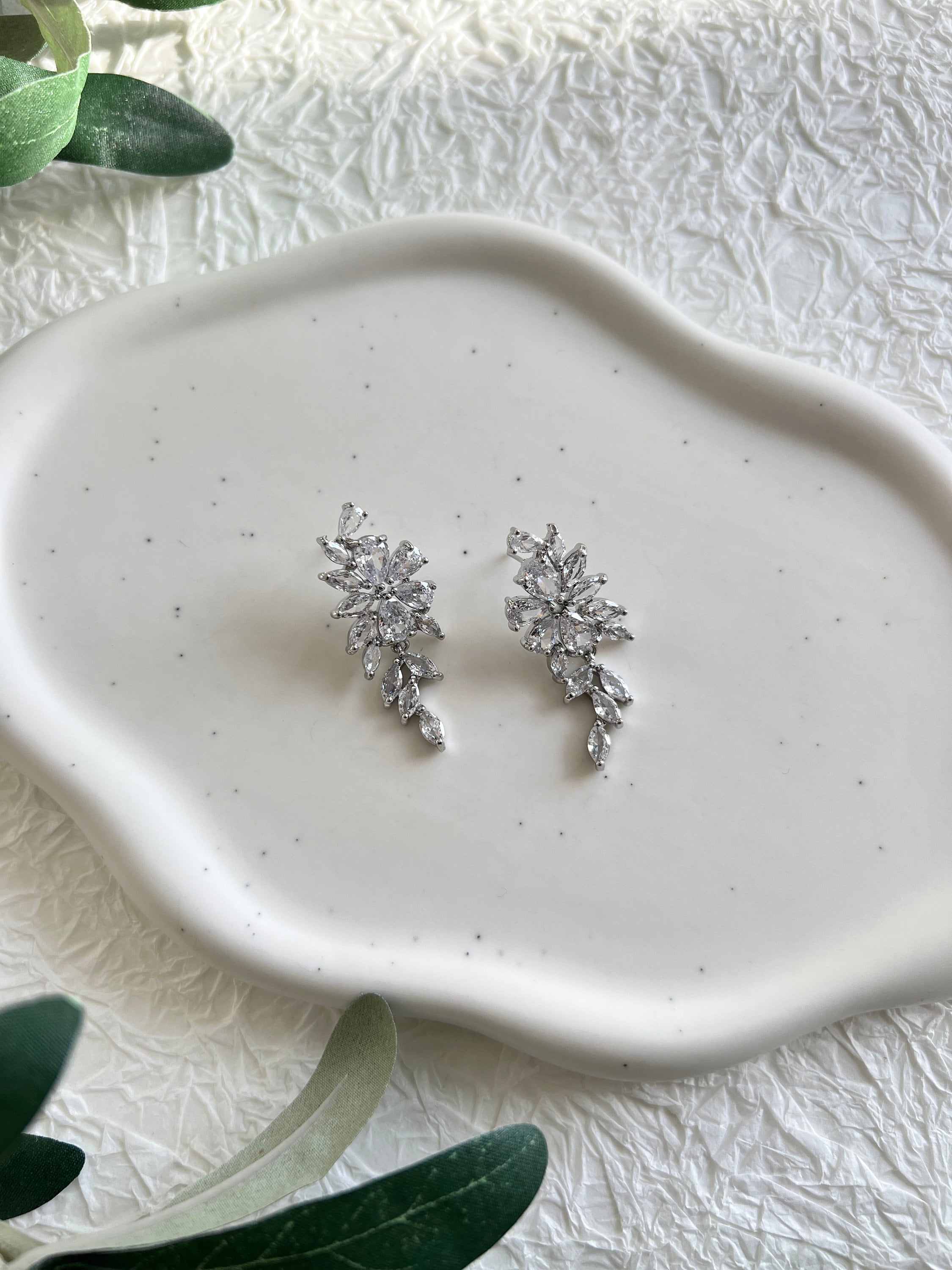 Brautohrringe mit funkelnden Cubic Zirkonia Steinen, Gold, Silber oder Rosegold, elegante Ohrringe in Blätter / Blütenform, feine Ohrstecker, Brautschmuck, Schmuck Hochzeit, Brautlook, Weddinginspiration, Standesamtlook, Geschenk fuer Sie, moderner Ohrschmuck