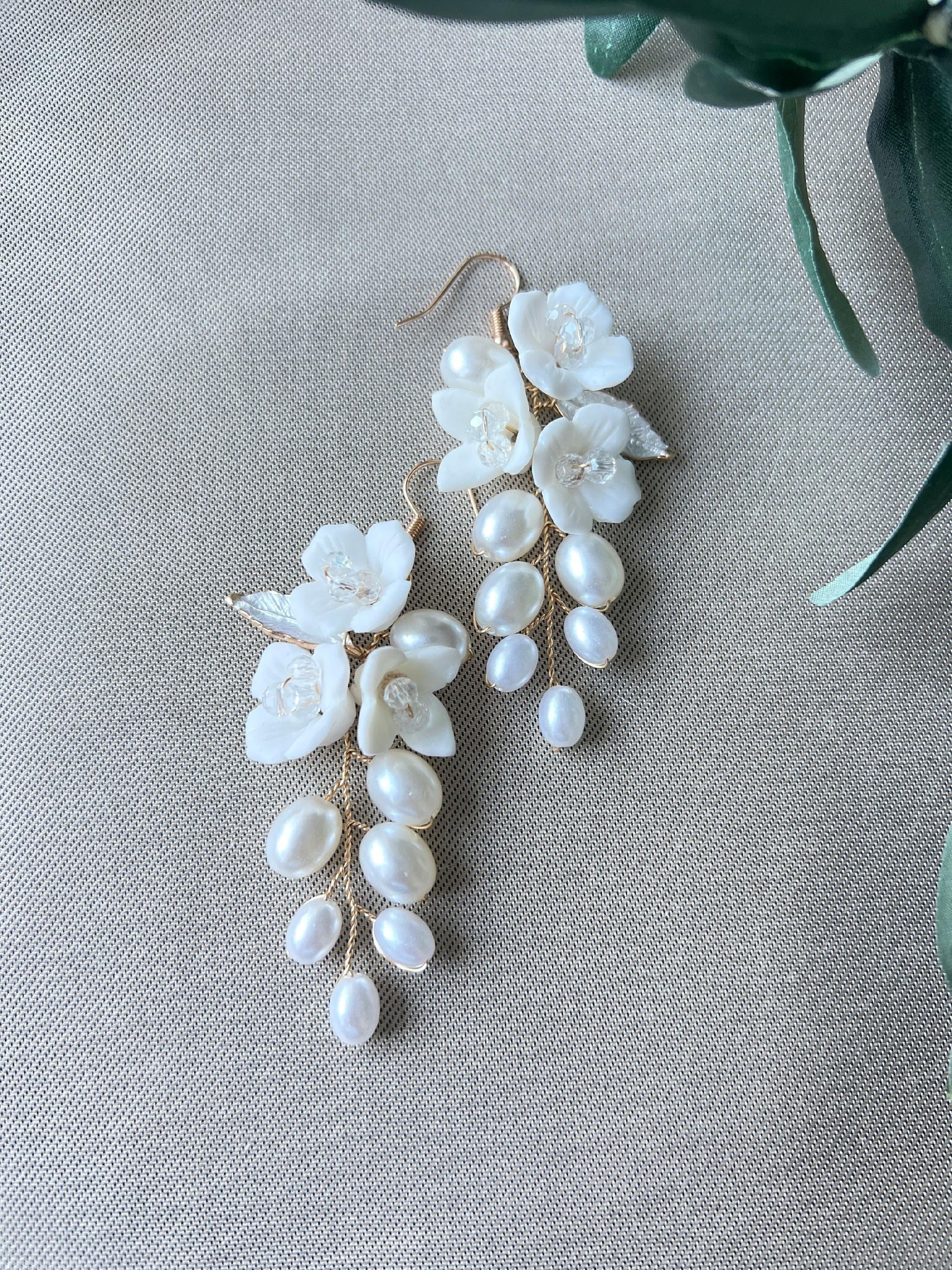 Elegante Brautohrringe, weiß gold oder weiß silber, Blüten Couture, Perlen Schmuck, Hängeohrringe, Brautschmuck, Braut - Gold-Ohrringe-Schmuckblüte