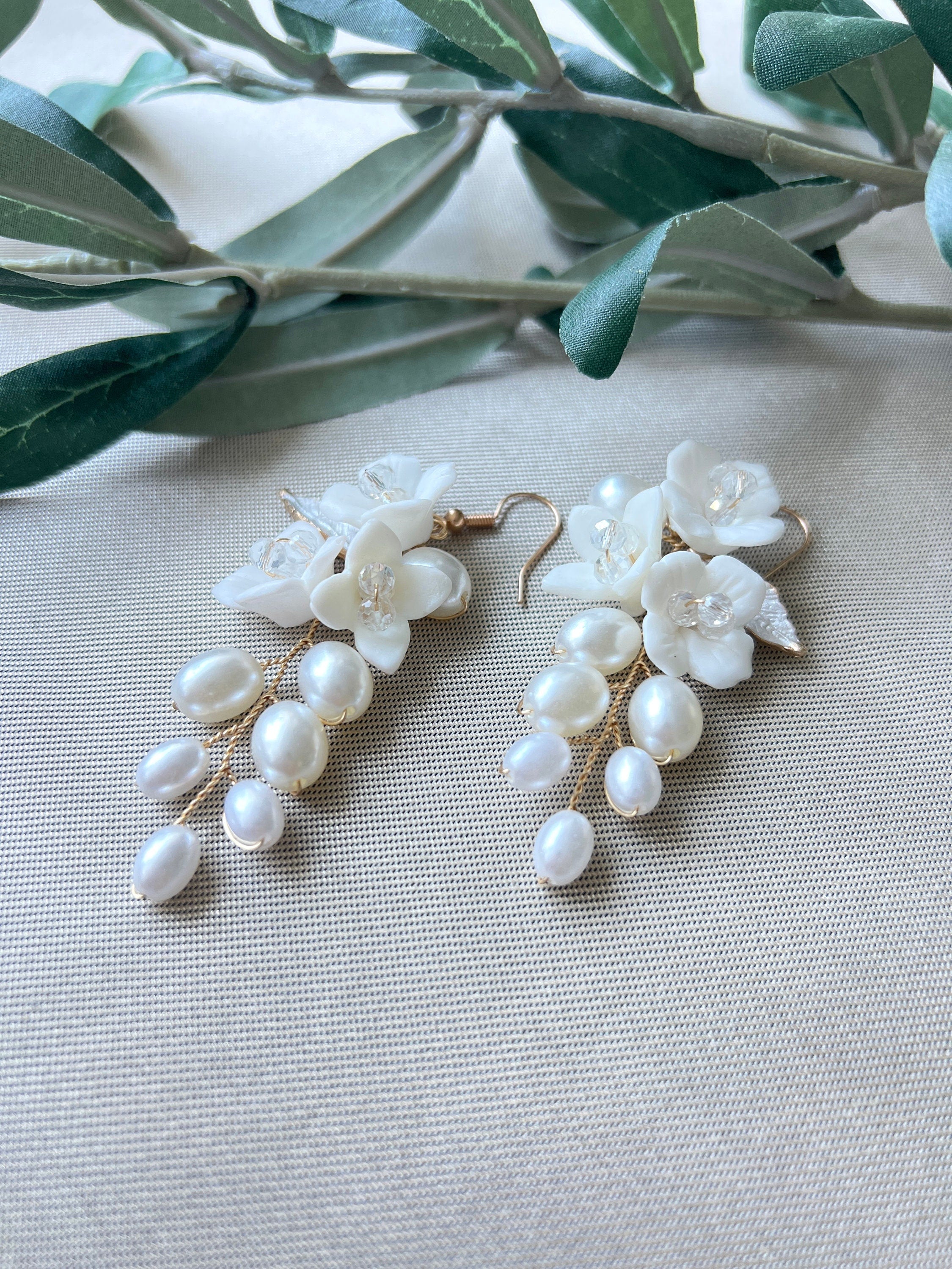 Elegante Brautohrringe, weiß gold oder weiß silber, Blüten Couture, Perlen Schmuck, Hängeohrringe, Brautschmuck, Braut - Gold-Ohrringe-Schmuckblüte