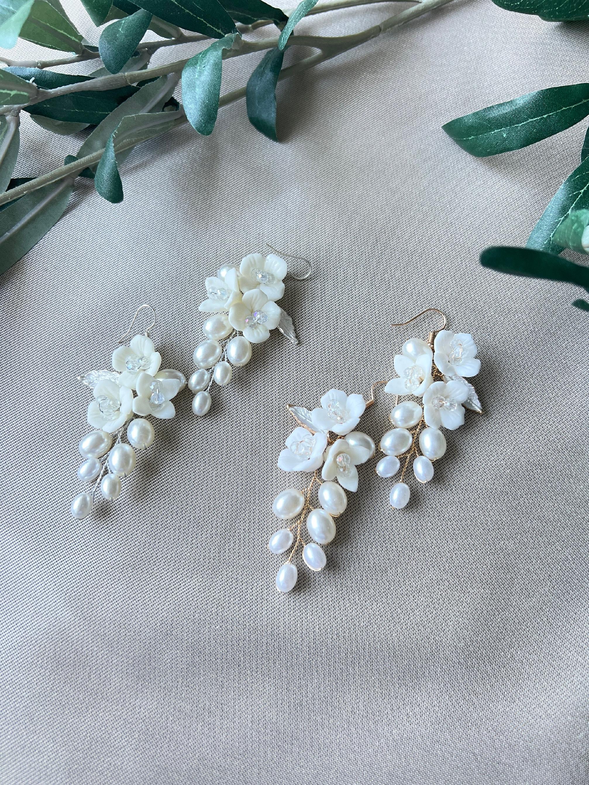 Elegante Brautohrringe, weiß gold oder weiß silber, Blüten Couture, Perlen Schmuck, Hängeohrringe, Brautschmuck, Braut - Gold-Ohrringe-Schmuckblüte