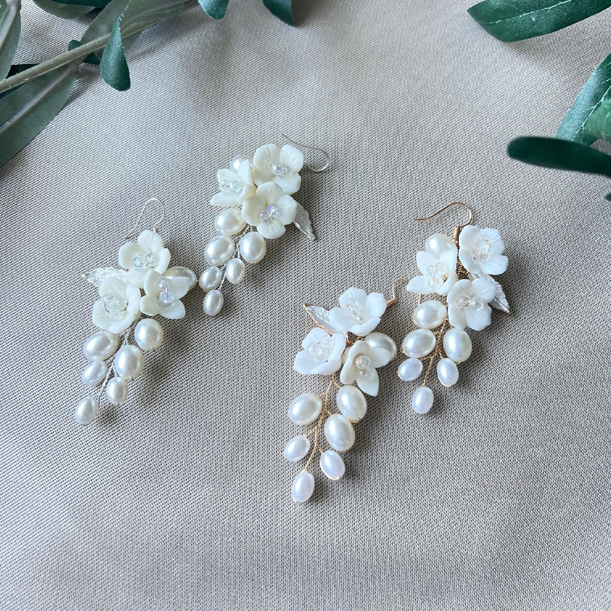 Elegante Brautohrringe, gold oder silber, Blueten, Couture, Perlenschmuck, feiner Brautschmuck, Haengeohrringe, Brautschmuck, Ohrringe, Schmuck Hochzeit, Keramikblumen, Hochzeitsschmuck