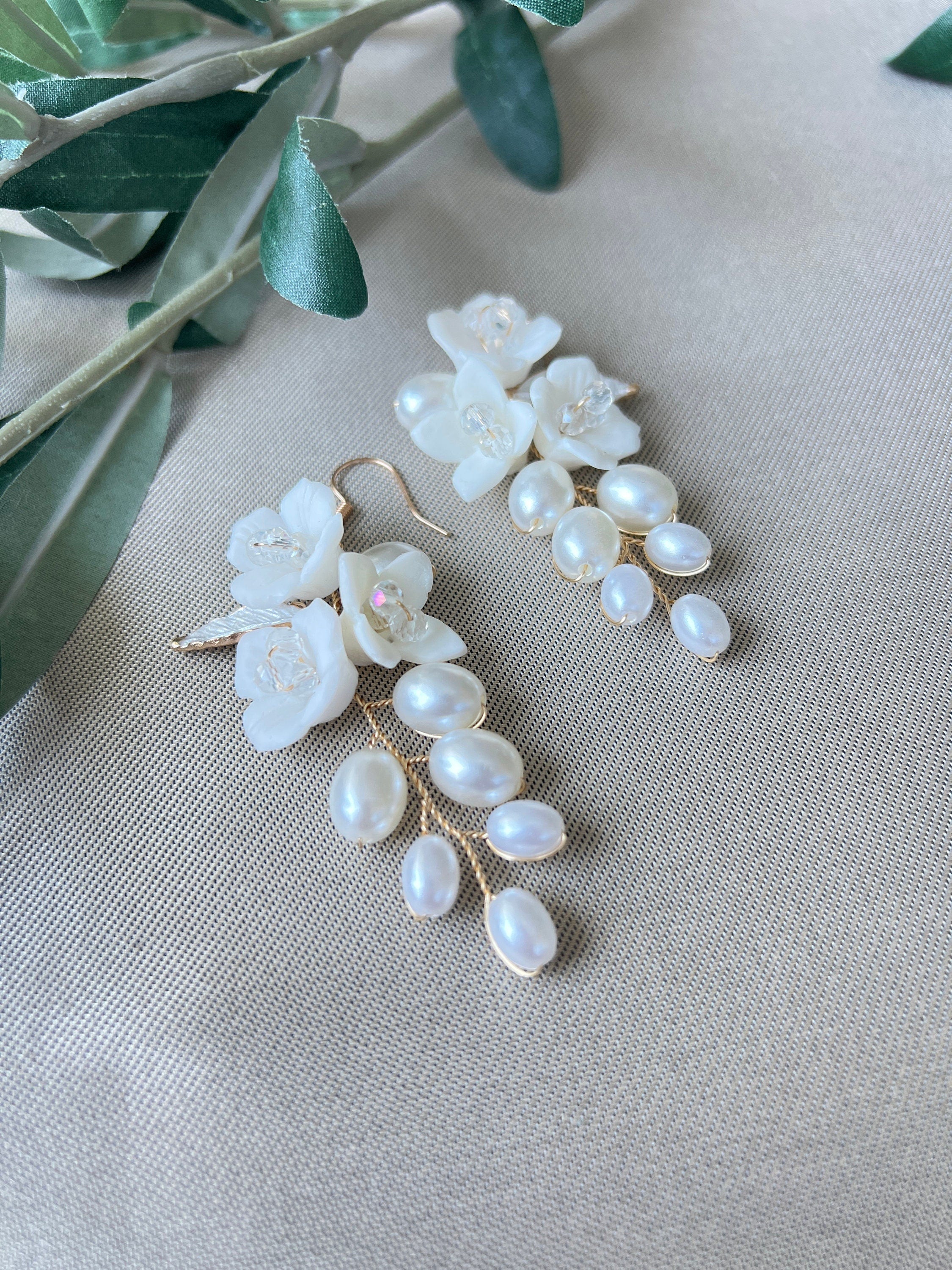 Elegante Brautohrringe, weiß gold oder weiß silber, Blüten Couture, Perlen Schmuck, Hängeohrringe, Brautschmuck, Braut - Gold-Ohrringe-Schmuckblüte