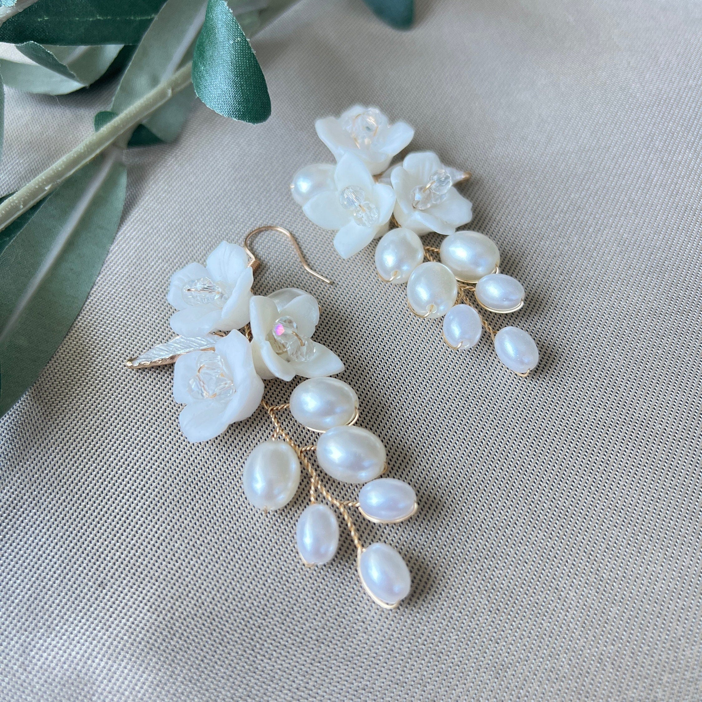 Elegante Brautohrringe, gold oder silber, Blueten, Couture, Perlenschmuck, feiner Brautschmuck, Haengeohrringe, Brautschmuck, Ohrringe, Schmuck Hochzeit, Keramikblumen, Hochzeitsschmuck
