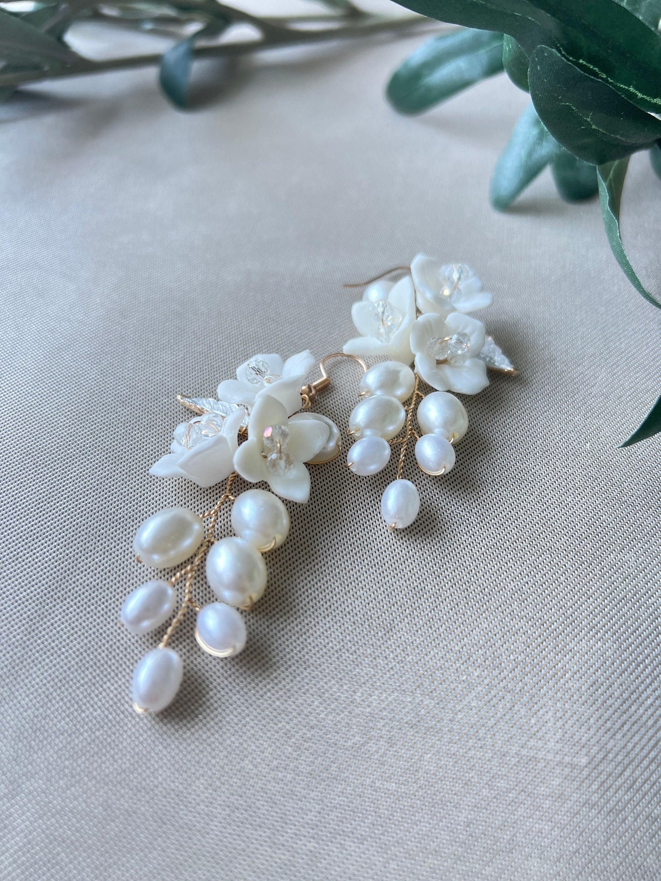 Elegante Brautohrringe, weiß gold oder weiß silber, Blüten Couture, Perlen Schmuck, Hängeohrringe, Brautschmuck, Braut - Gold-Ohrringe-Schmuckblüte