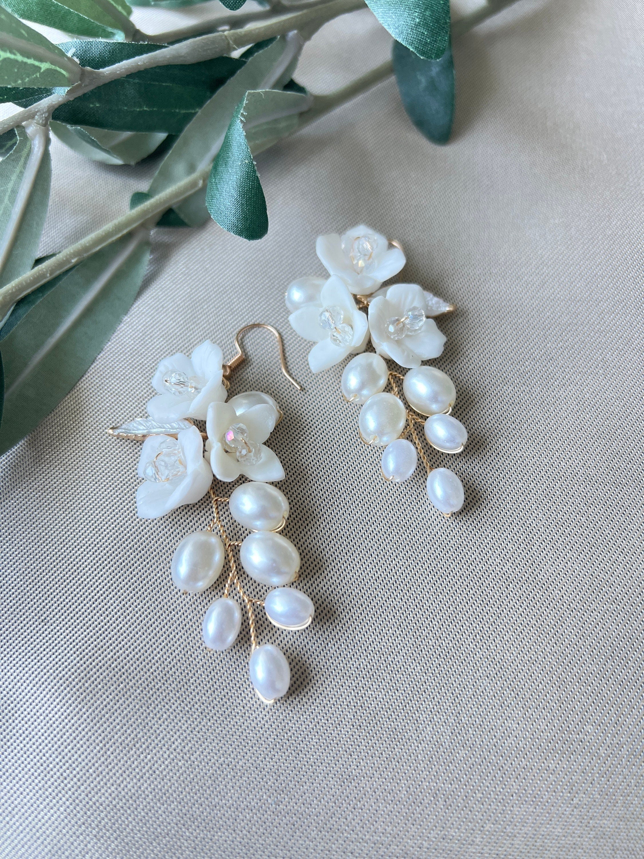 Elegante Brautohrringe, weiß gold oder weiß silber, Blüten Couture, Perlen Schmuck, Hängeohrringe, Brautschmuck, Braut - Gold-Ohrringe-Schmuckblüte