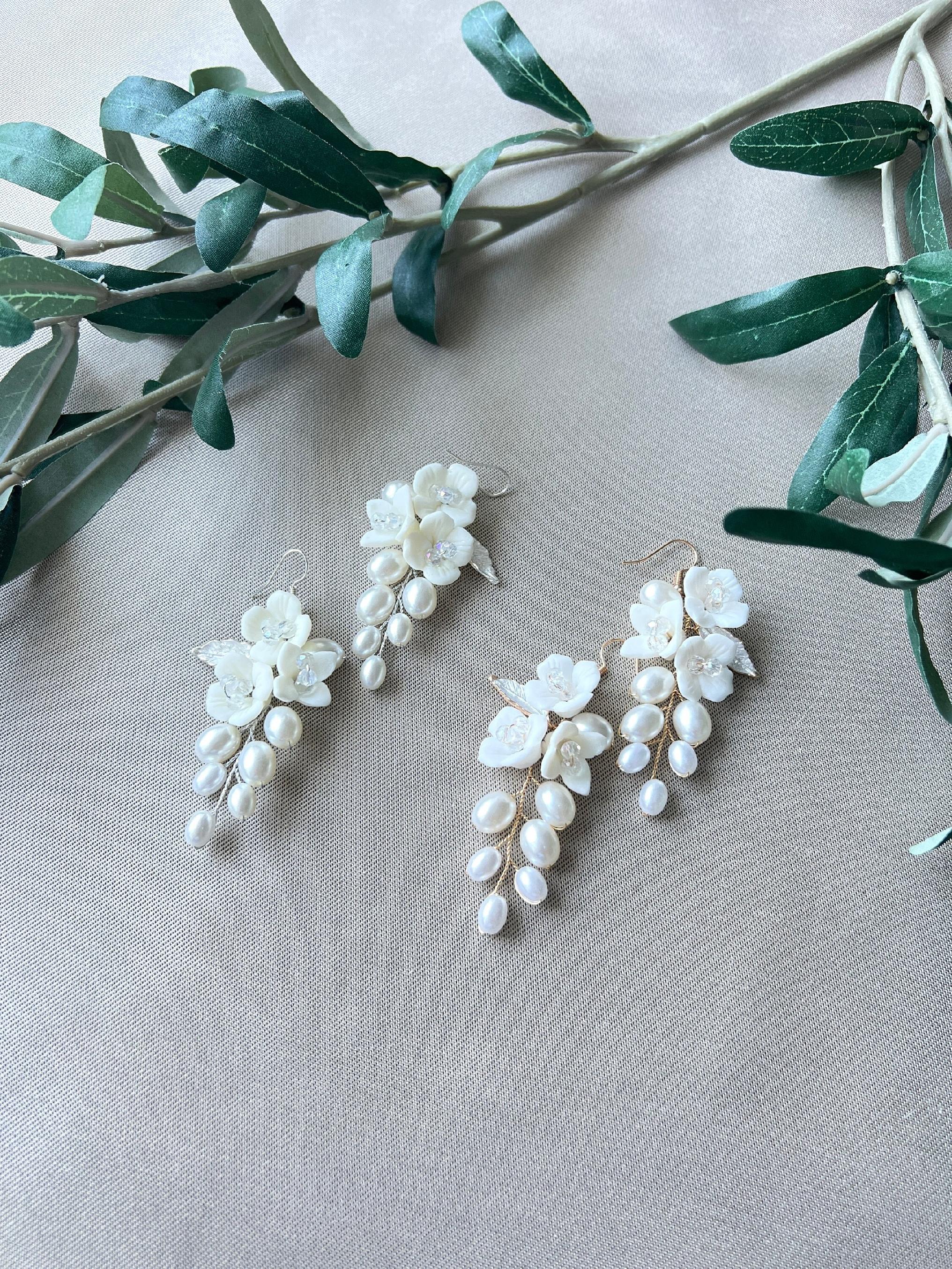 Elegante Brautohrringe, weiß gold oder weiß silber, Blüten Couture, Perlen Schmuck, Hängeohrringe, Brautschmuck, Braut - Gold-Ohrringe-Schmuckblüte