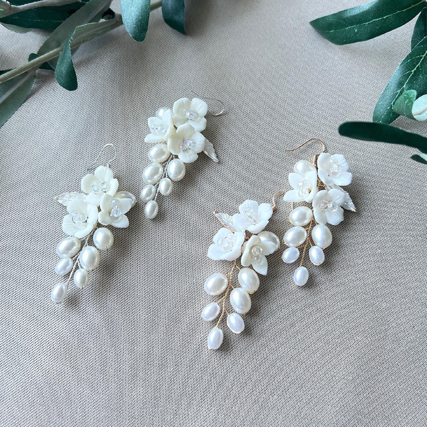 Elegante Brautohrringe, gold oder silber, Blueten, Couture, Perlenschmuck, feiner Brautschmuck, Haengeohrringe, Brautschmuck, Ohrringe, Schmuck Hochzeit, Keramikblumen, Hochzeitsschmuck