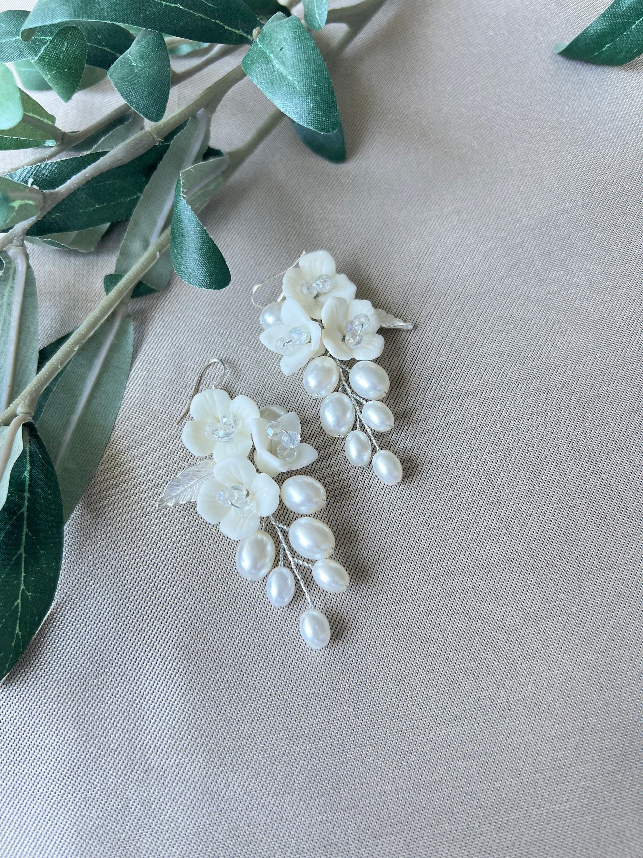 Elegante Brautohrringe, weiß gold oder weiß silber, Blüten Couture, Perlen Schmuck, Hängeohrringe, Brautschmuck, Braut - Silver-Ohrringe-Schmuckblüte