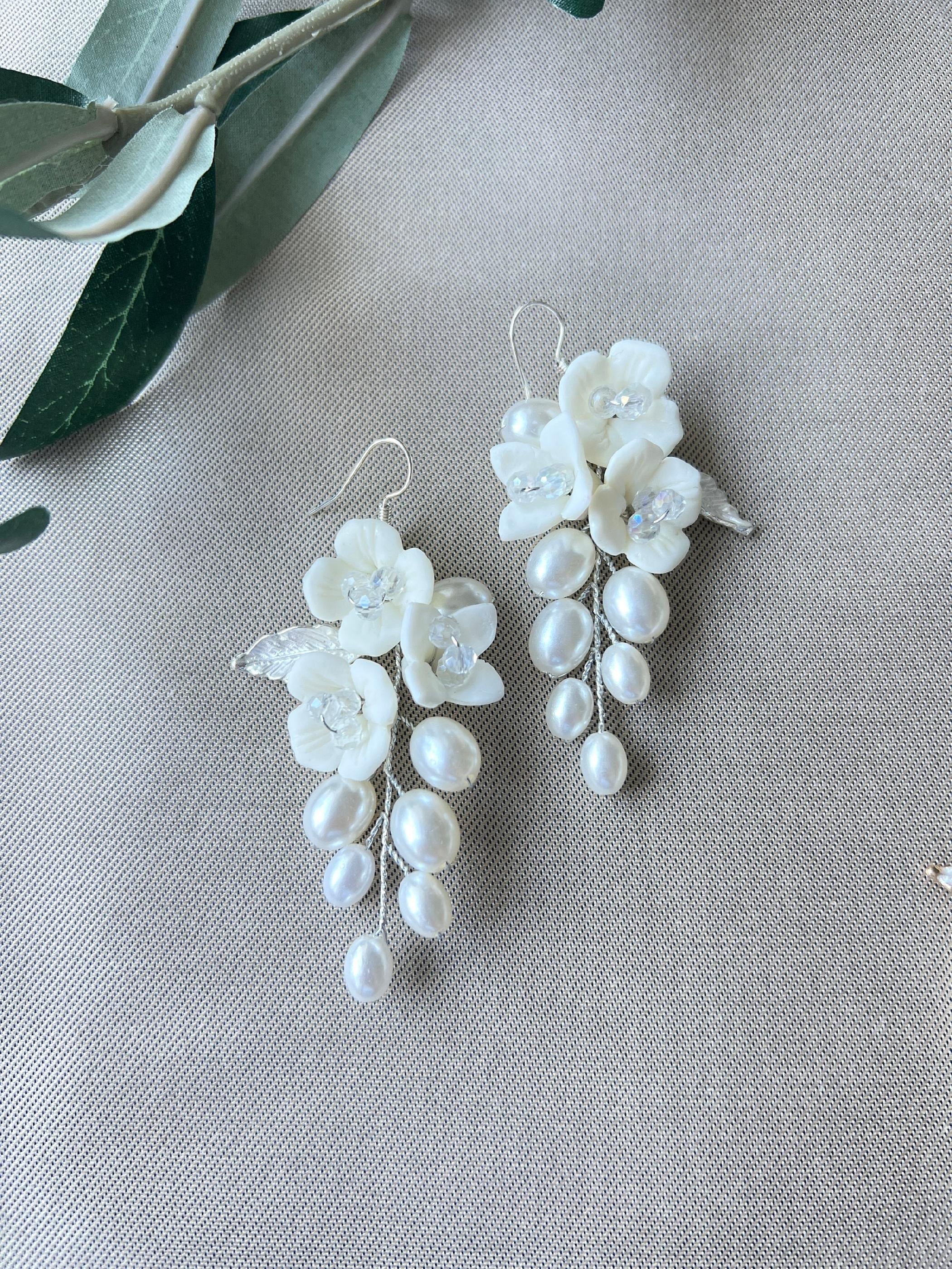 Elegante Brautohrringe, weiß gold oder weiß silber, Blüten Couture, Perlen Schmuck, Hängeohrringe, Brautschmuck, Braut - Silver-Ohrringe-Schmuckblüte