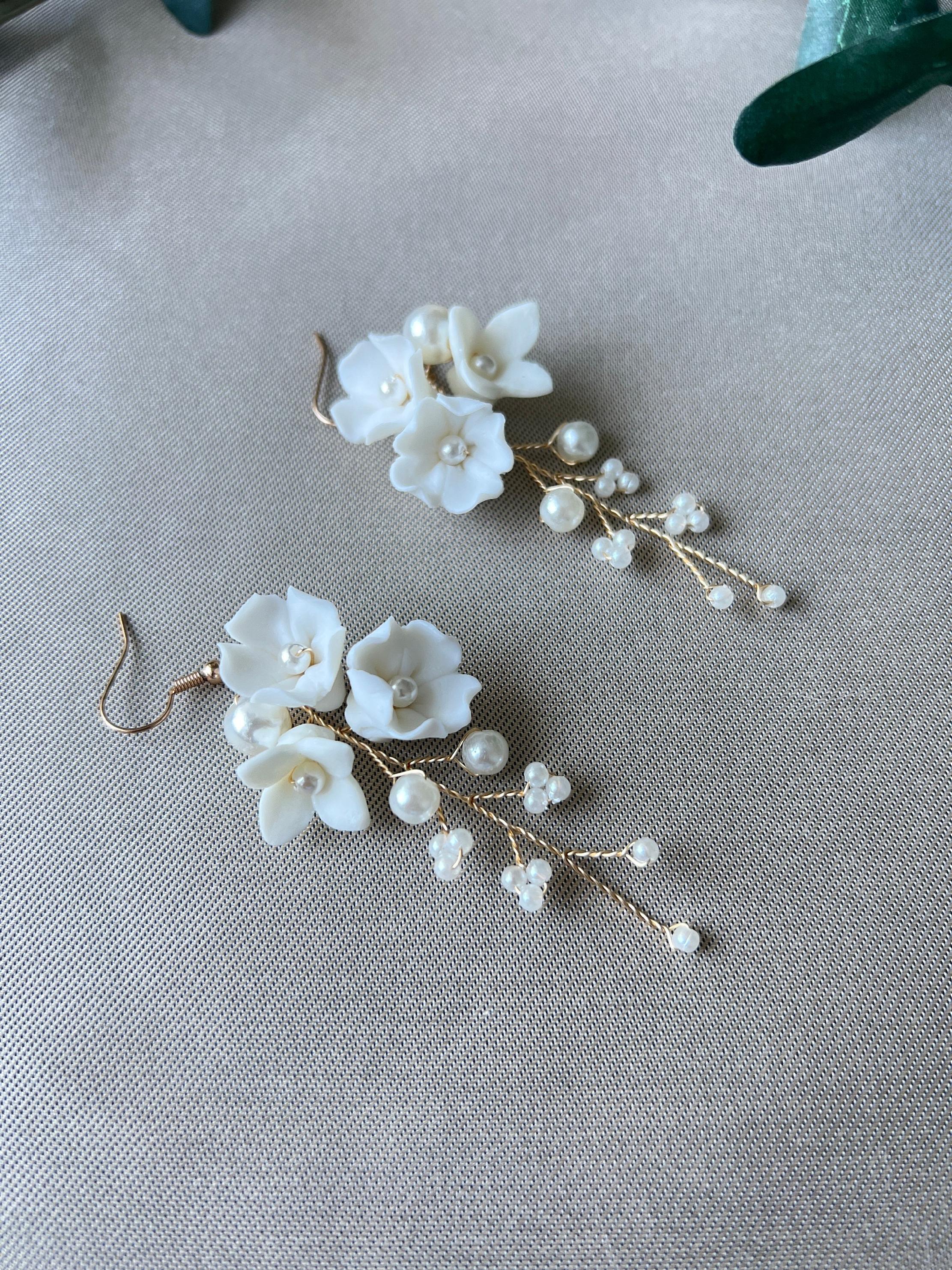 Elegante Brautohrringe, weiß und gold, Blüten Couture, Perlen Schmuck, Hängeohrringe, Brautschmuck, Braut-Ohrringe-Schmuckblüte