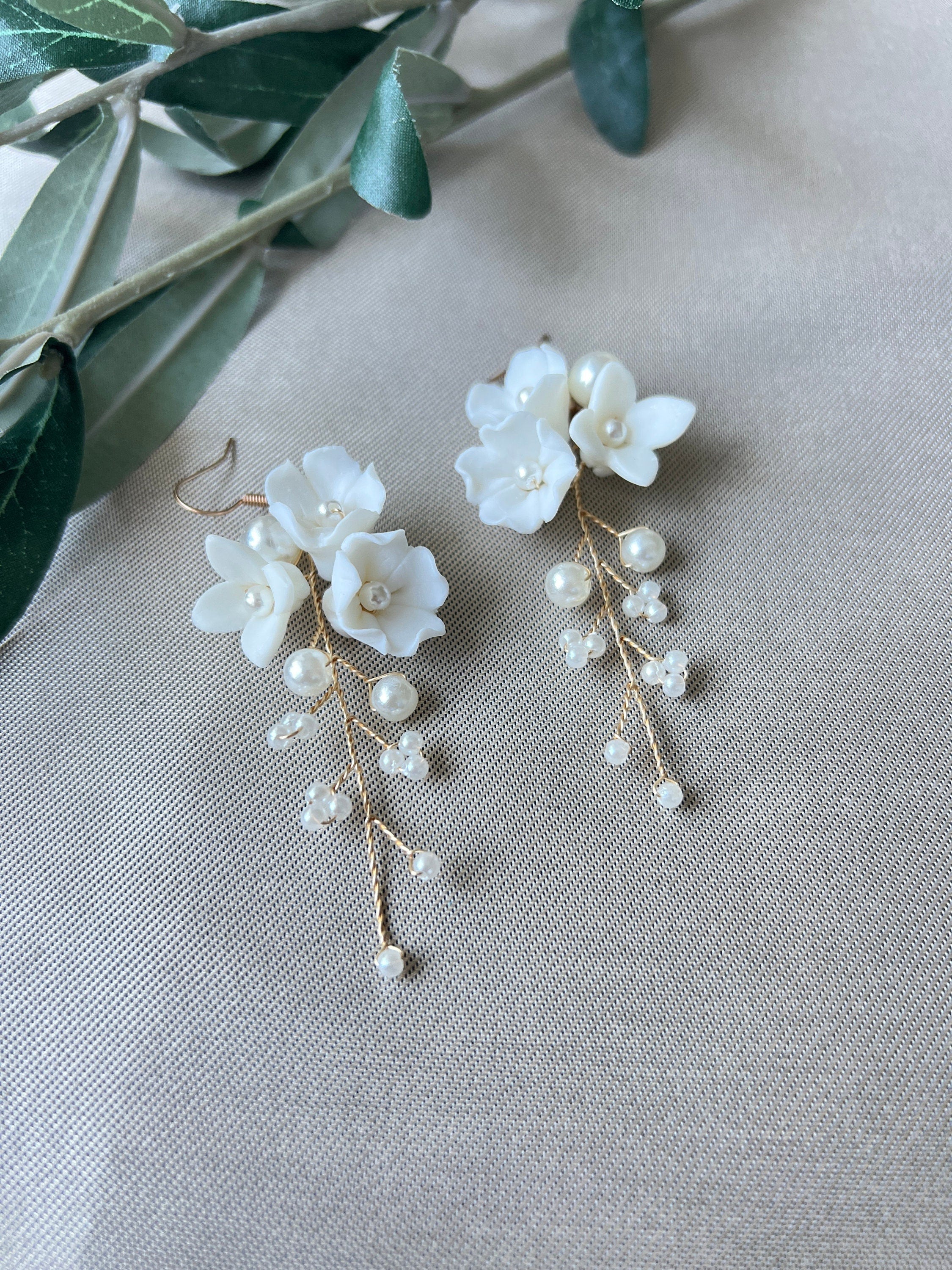 Elegante Brautohrringe, weiß und gold, Blüten Couture, Perlen Schmuck, Hängeohrringe, Brautschmuck, Braut-Ohrringe-Schmuckblüte
