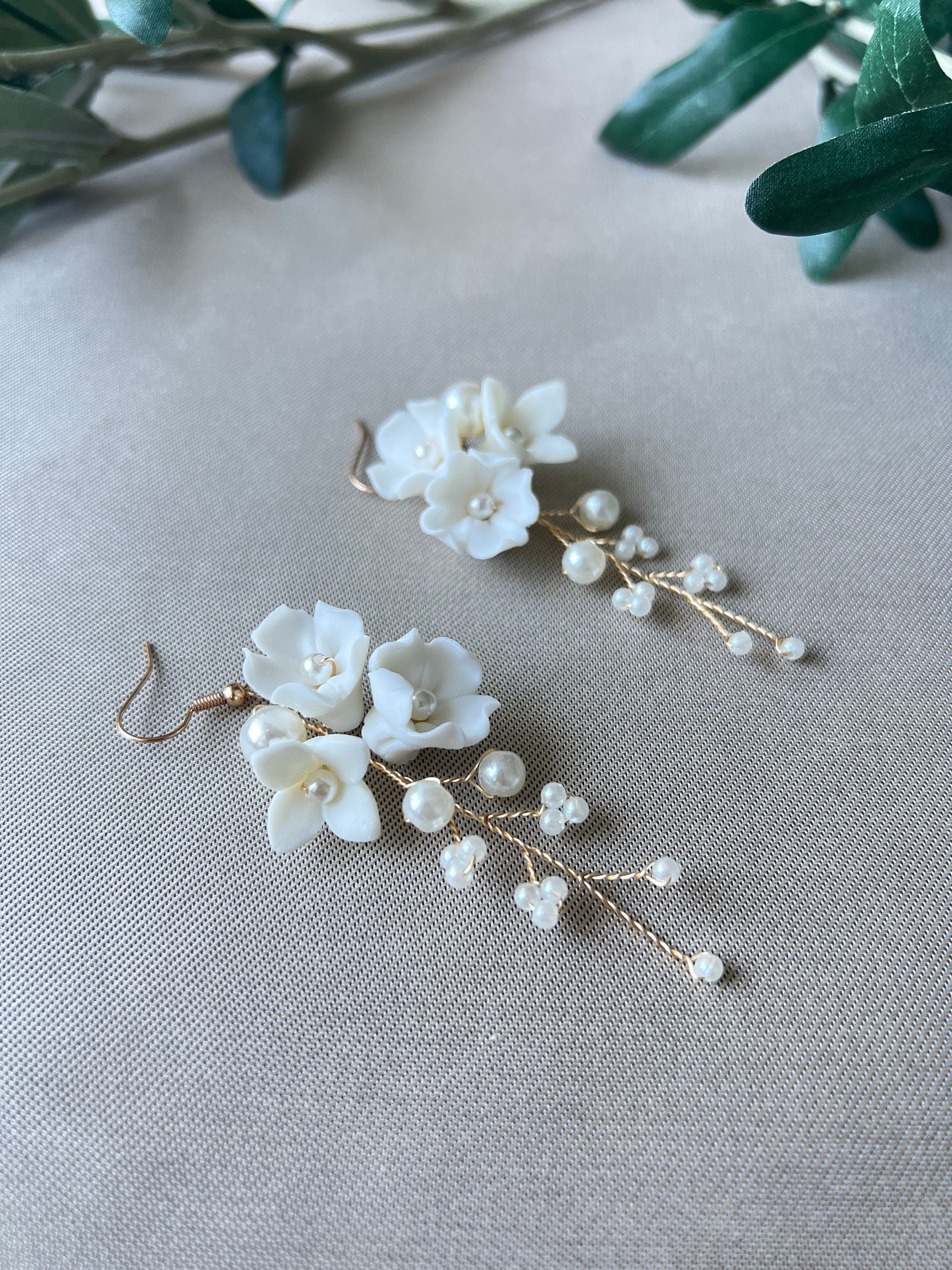 Elegante Brautohrringe, weiß und gold, Blüten Couture, Perlen Schmuck, Hängeohrringe, Brautschmuck, Braut-Ohrringe-Schmuckblüte