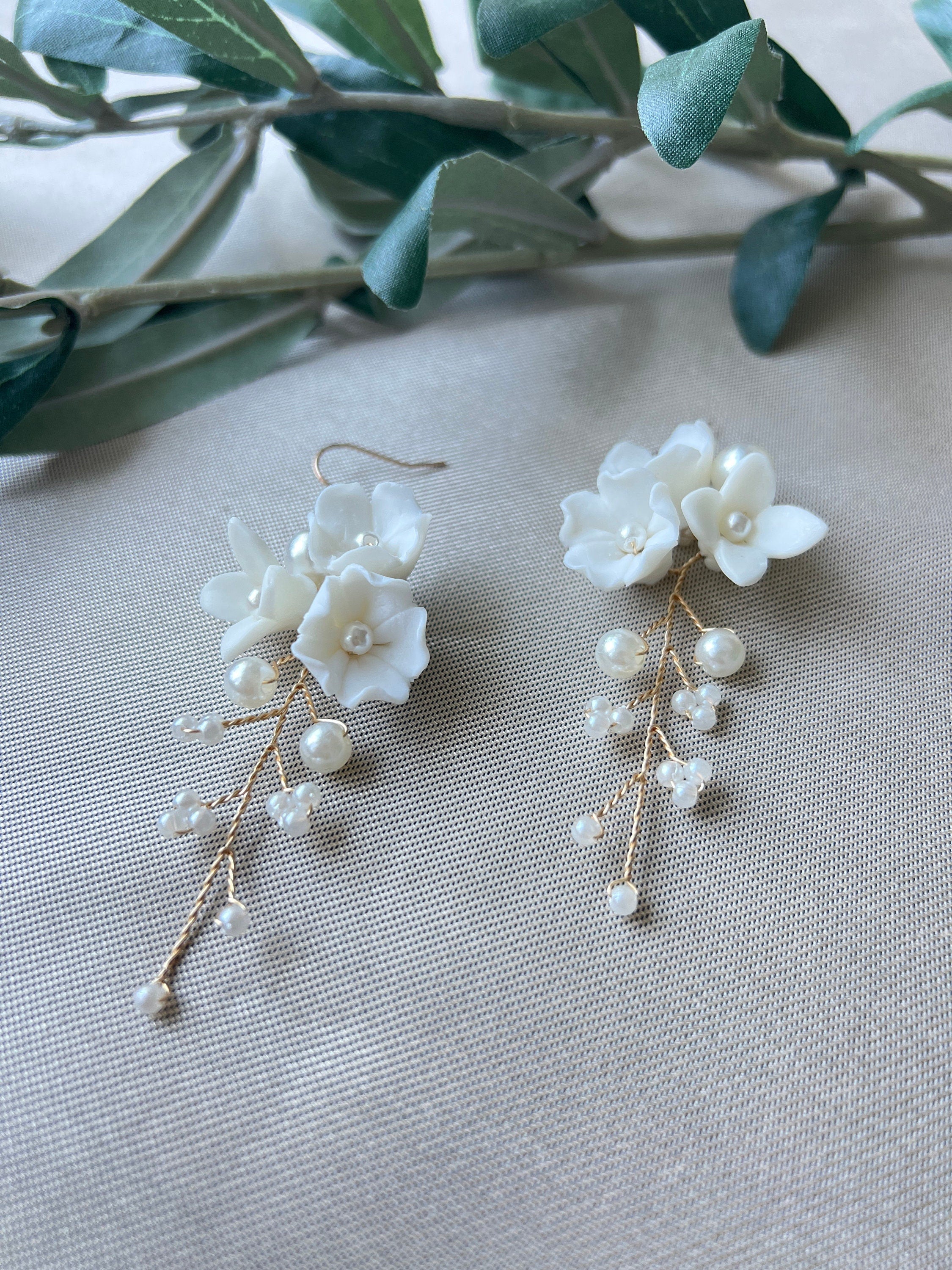 Elegante Brautohrringe, weiß und gold, Blüten Couture, Perlen Schmuck, Hängeohrringe, Brautschmuck, Braut-Ohrringe-Schmuckblüte