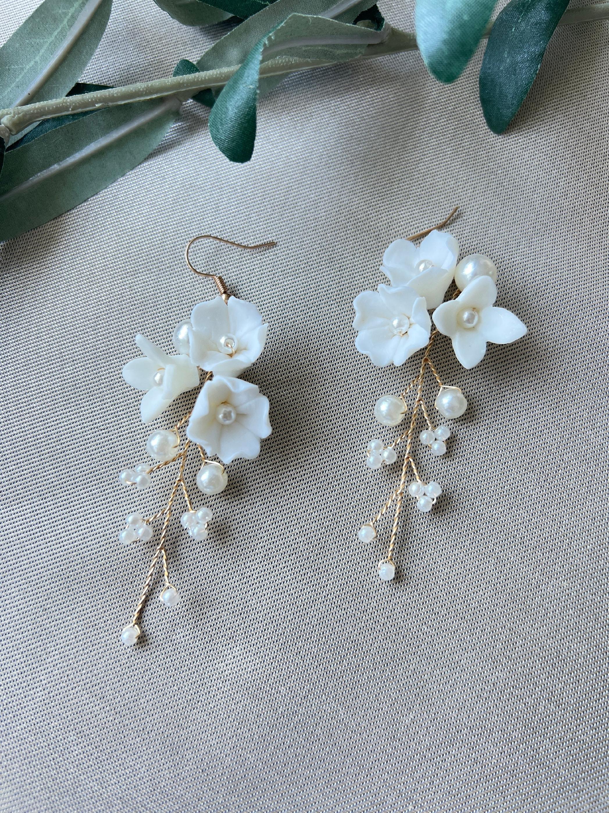 Elegante Brautohrringe, weiß und gold, Blüten Couture, Perlen Schmuck, Hängeohrringe, Brautschmuck, Braut-Ohrringe-Schmuckblüte