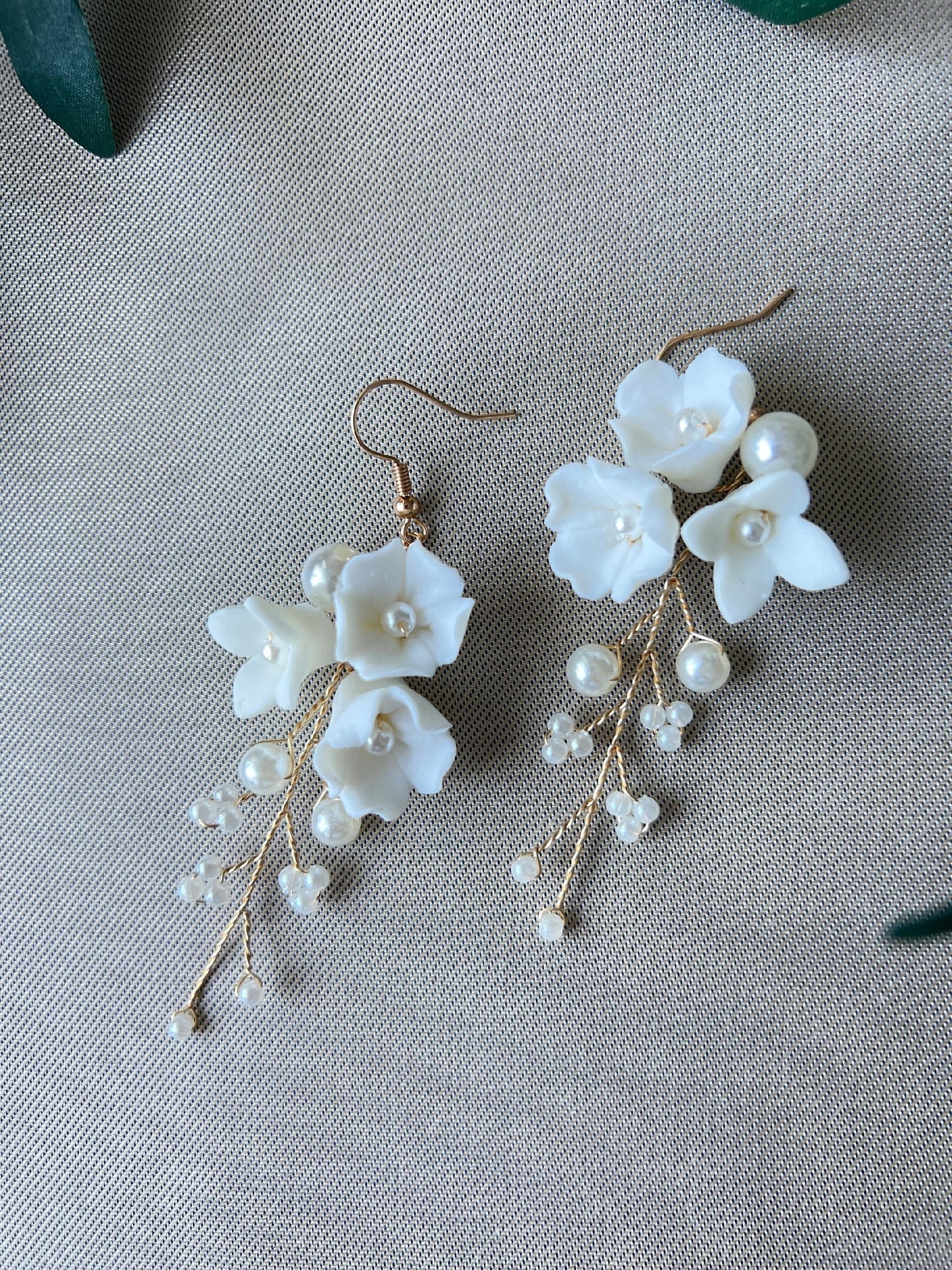 Elegante Brautohrringe, weiß und gold, Blüten Couture, Perlen Schmuck, Hängeohrringe, Brautschmuck, Braut-Ohrringe-Schmuckblüte